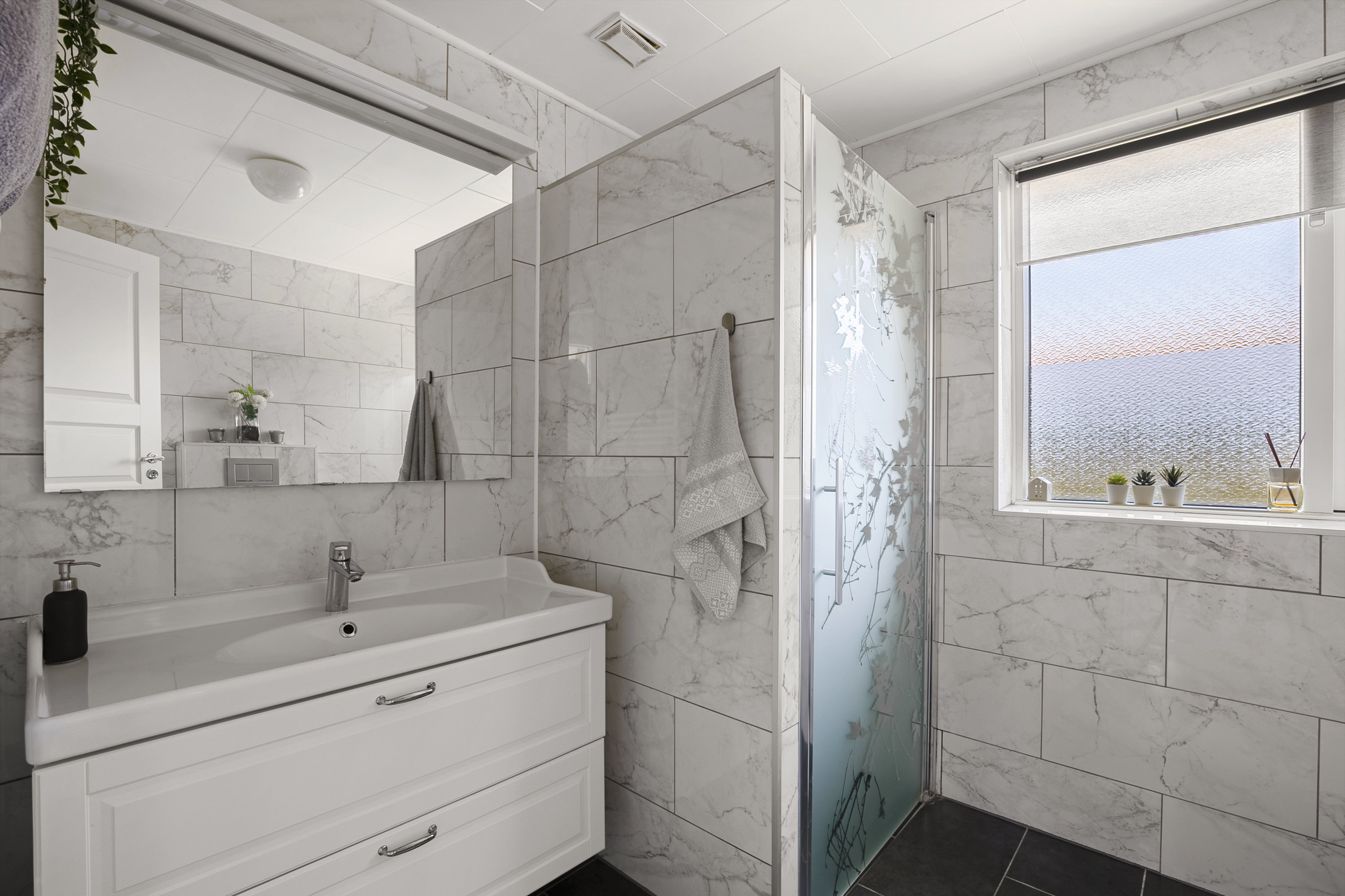 Fremhævet badeværelse billede i fuldskærmstilstand. Billede af Tvedvænget 27, 5240 Odense NØ