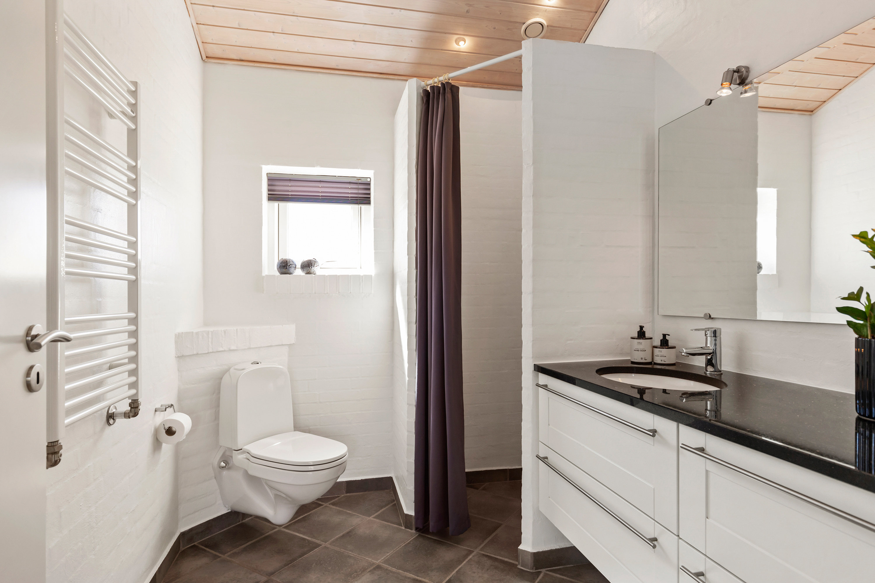 Fremhævet badeværelse billede i fuldskærmstilstand. Billede af Rugmarken 172, 9690 Fjerritslev