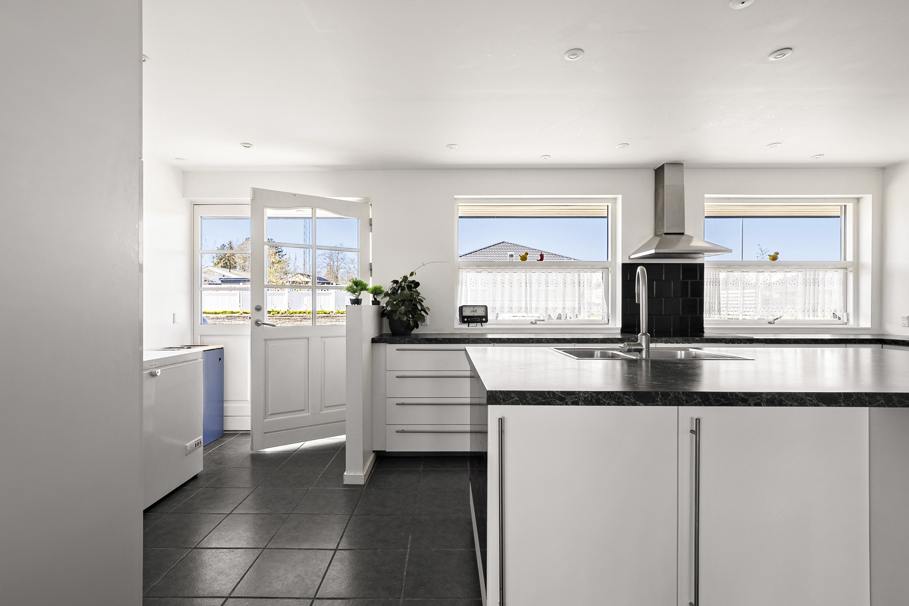 Fremhævet køkken billede i fuldskærmstilstand. Billede af Stenvænget 7, 5330 Munkebo