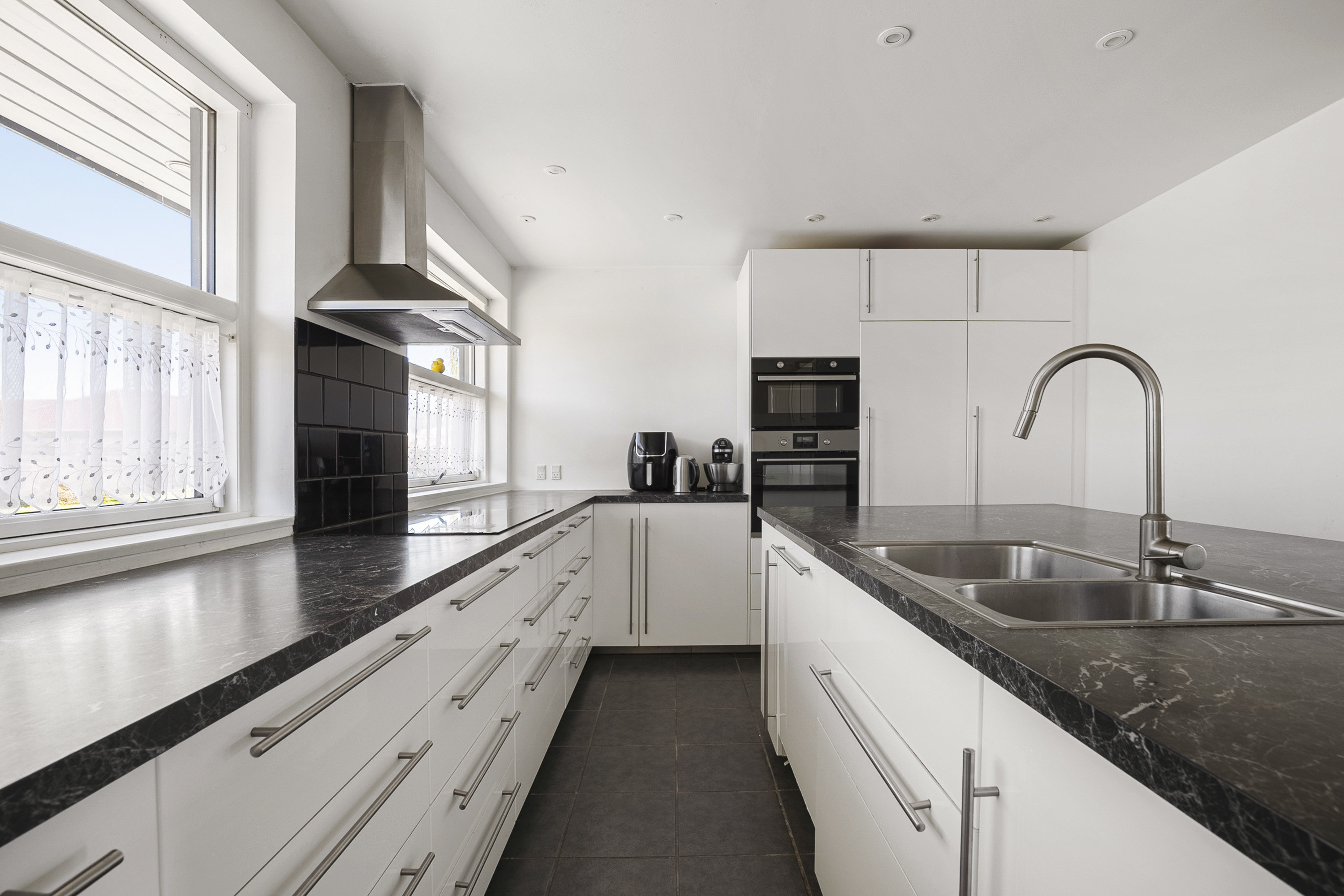 Fremhævet køkken billede i fuldskærmstilstand. Billede af Stenvænget 7, 5330 Munkebo