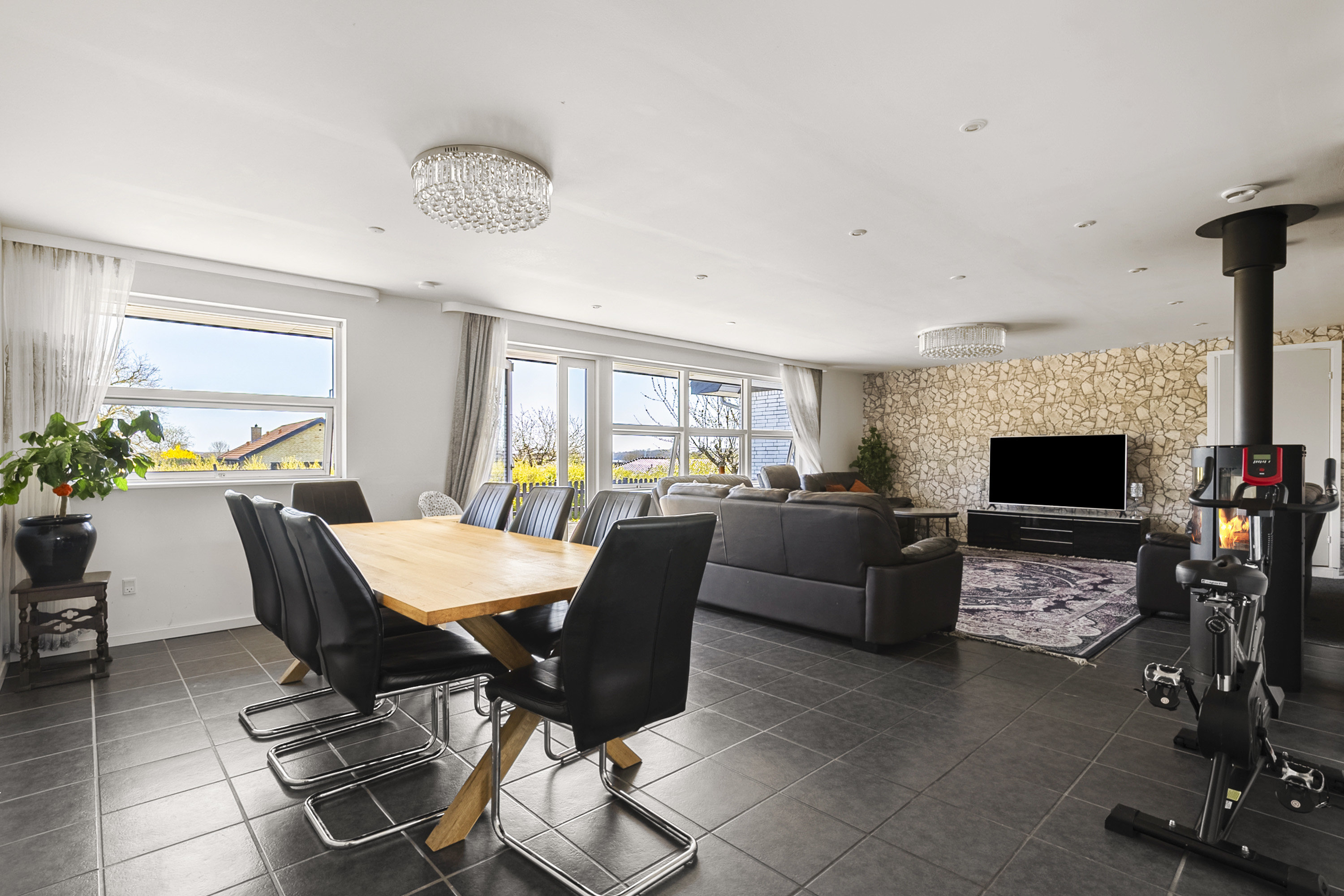 Fremhævet spisestue billede i fuldskærmstilstand. Billede af Stenvænget 7, 5330 Munkebo
