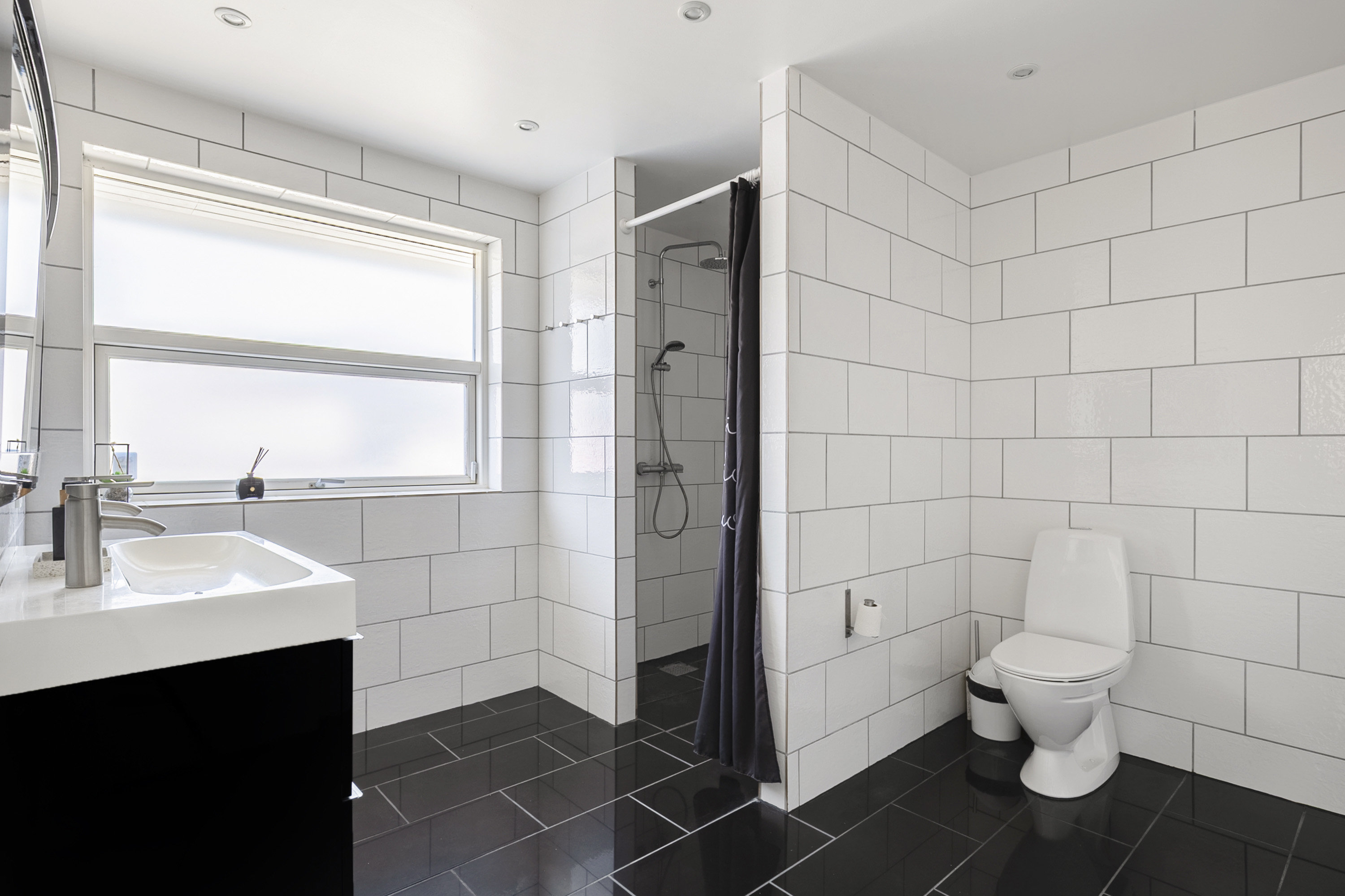 Fremhævet badeværelse billede i fuldskærmstilstand. Billede af Stenvænget 7, 5330 Munkebo