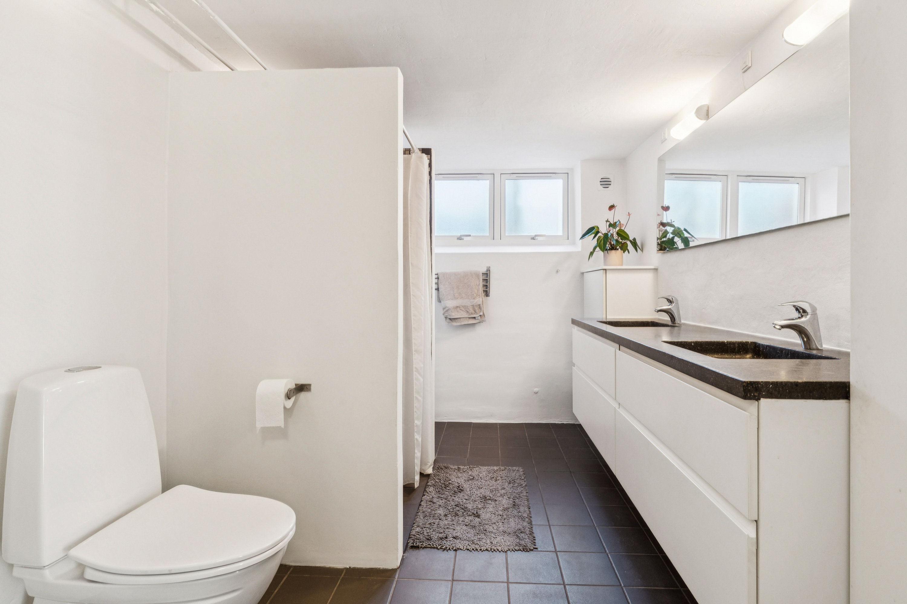 Fremhævet badeværelse billede i fuldskærmstilstand. Billede af Nørre Tranders Vej 87, Vejgaard, 9000 Aalborg