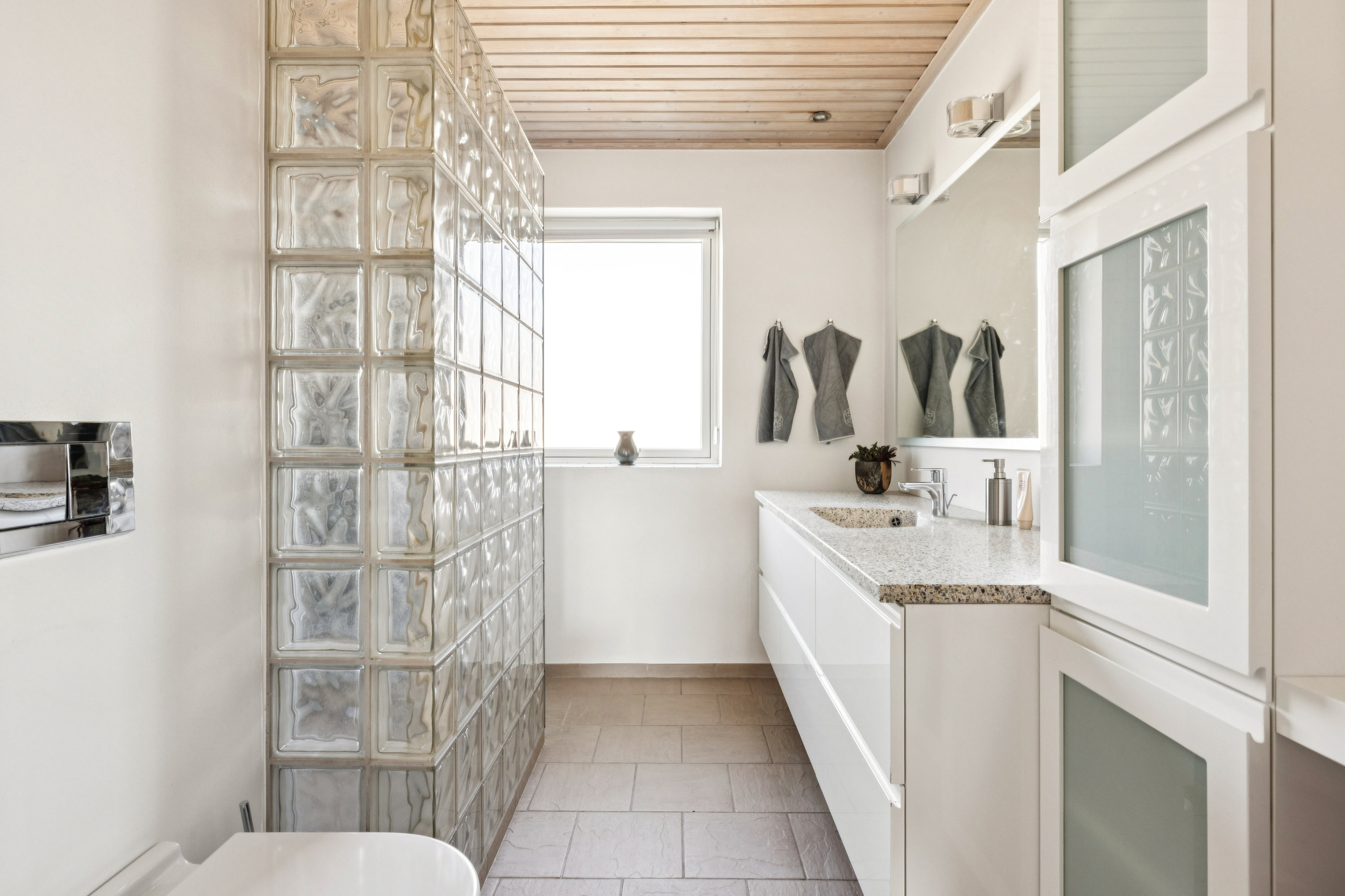 Fremhævet badeværelse billede i fuldskærmstilstand. Billede af Rosenhøjvej 22, Ugelbølle, 8410 Rønde