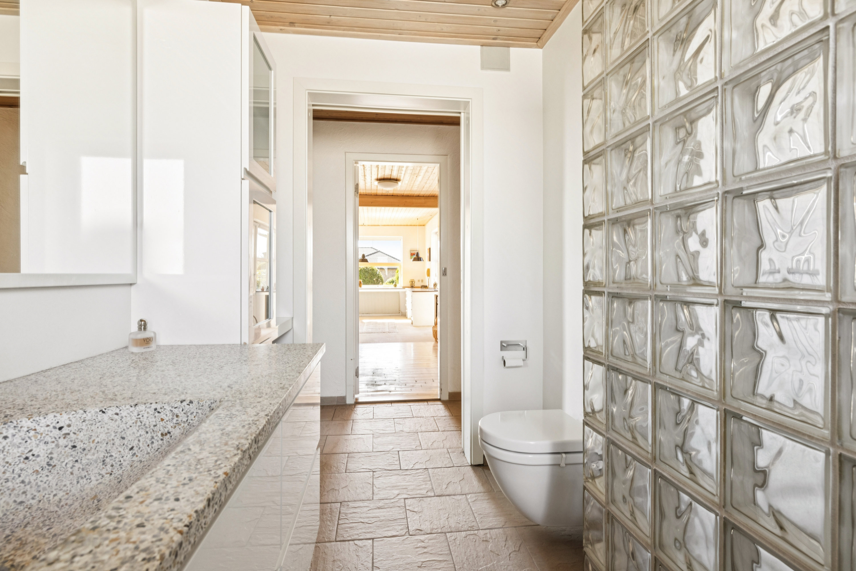 Fremhævet badeværelse billede i fuldskærmstilstand. Billede af Rosenhøjvej 22, Ugelbølle, 8410 Rønde