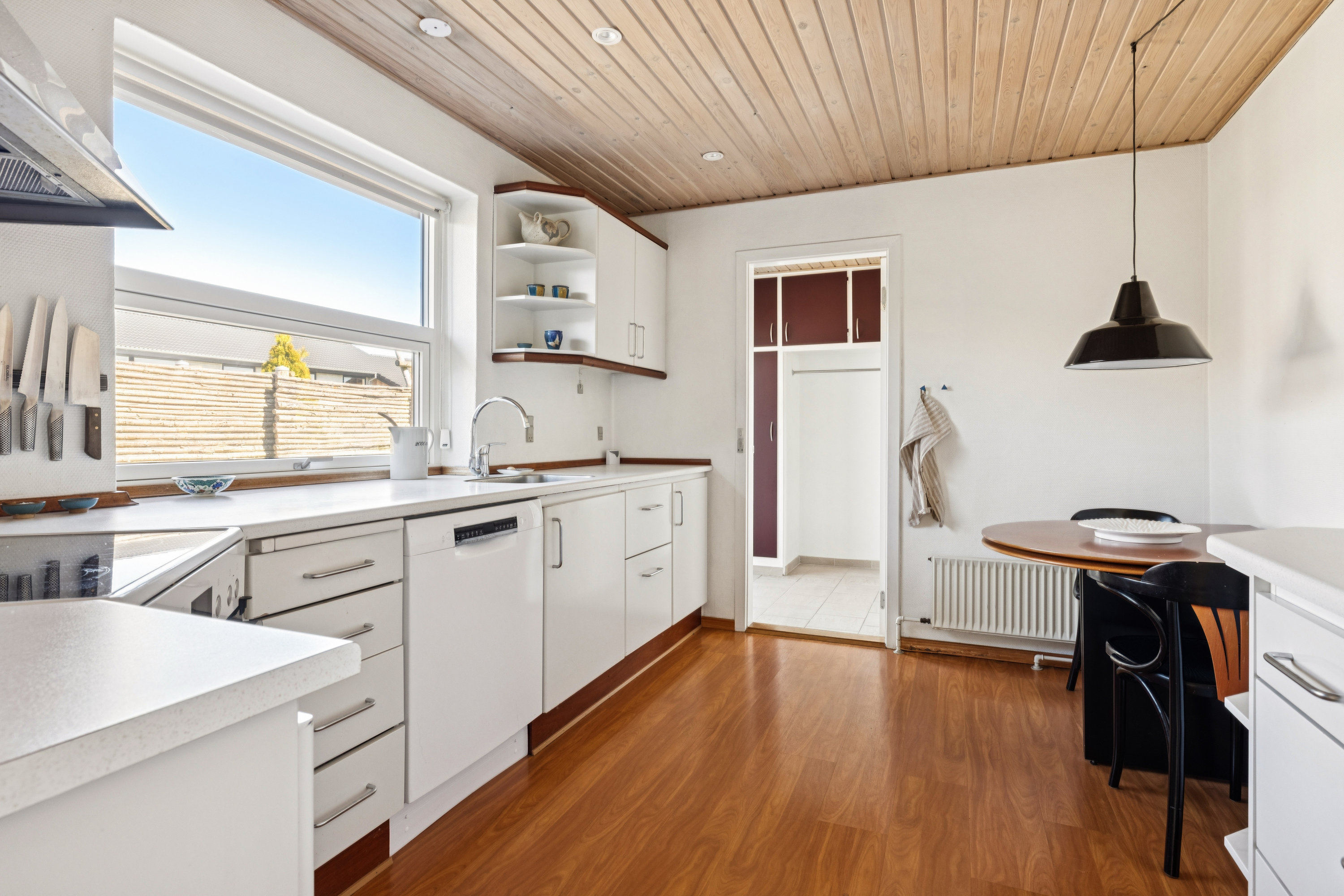 Fremhævet køkken billede i fuldskærmstilstand. Billede af Rosenhøjvej 22, Ugelbølle, 8410 Rønde