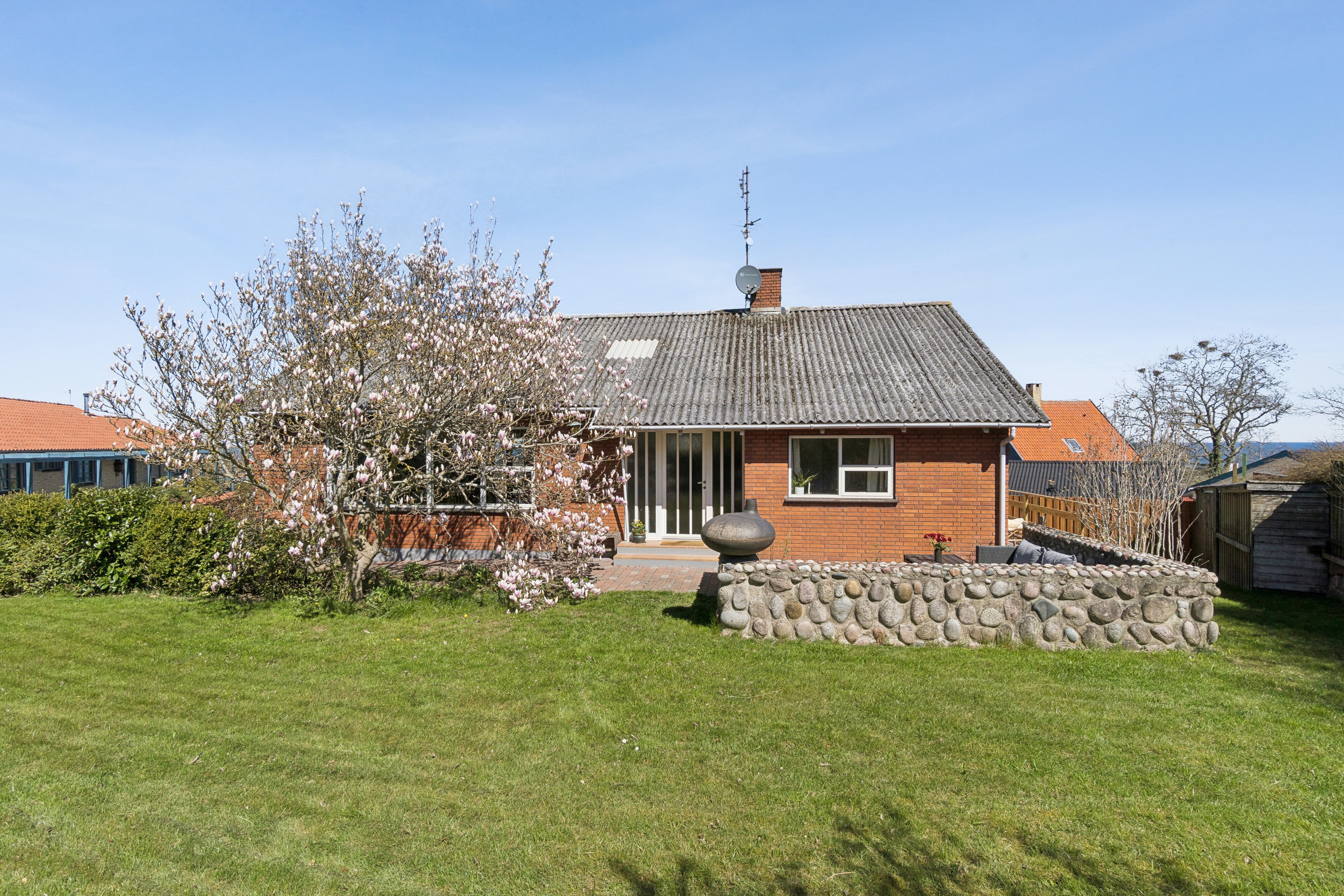 Fremhævet set fra haven billede i fuldskærmstilstand. Billede af Buen 14, Tejn, 3770 Allinge