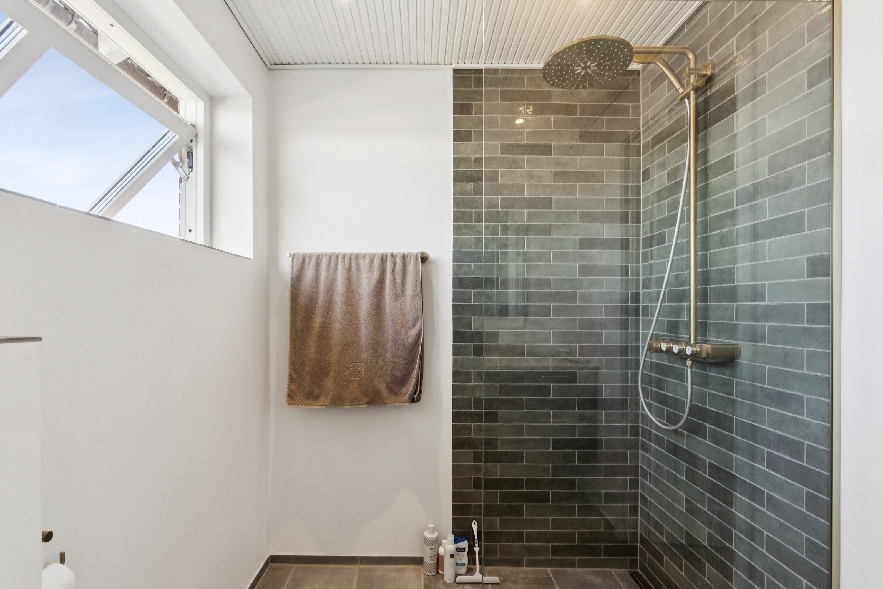 Fremhævet badeværelse billede i fuldskærmstilstand. Billede af Buen 14, Tejn, 3770 Allinge