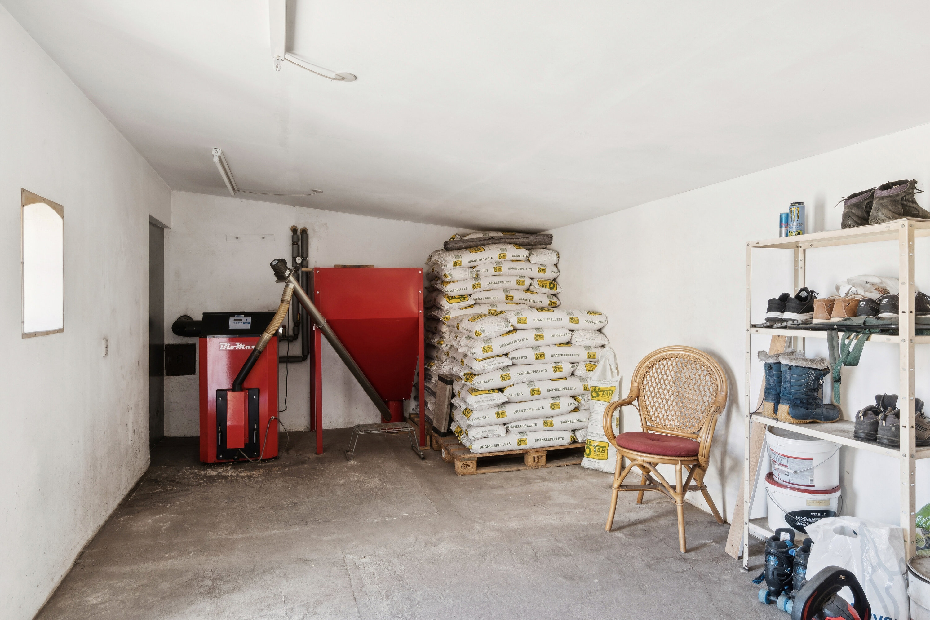 Fremhævet garage billede i fuldskærmstilstand. Billede af Hovvejen 2, Viemose, 4771 Kalvehave