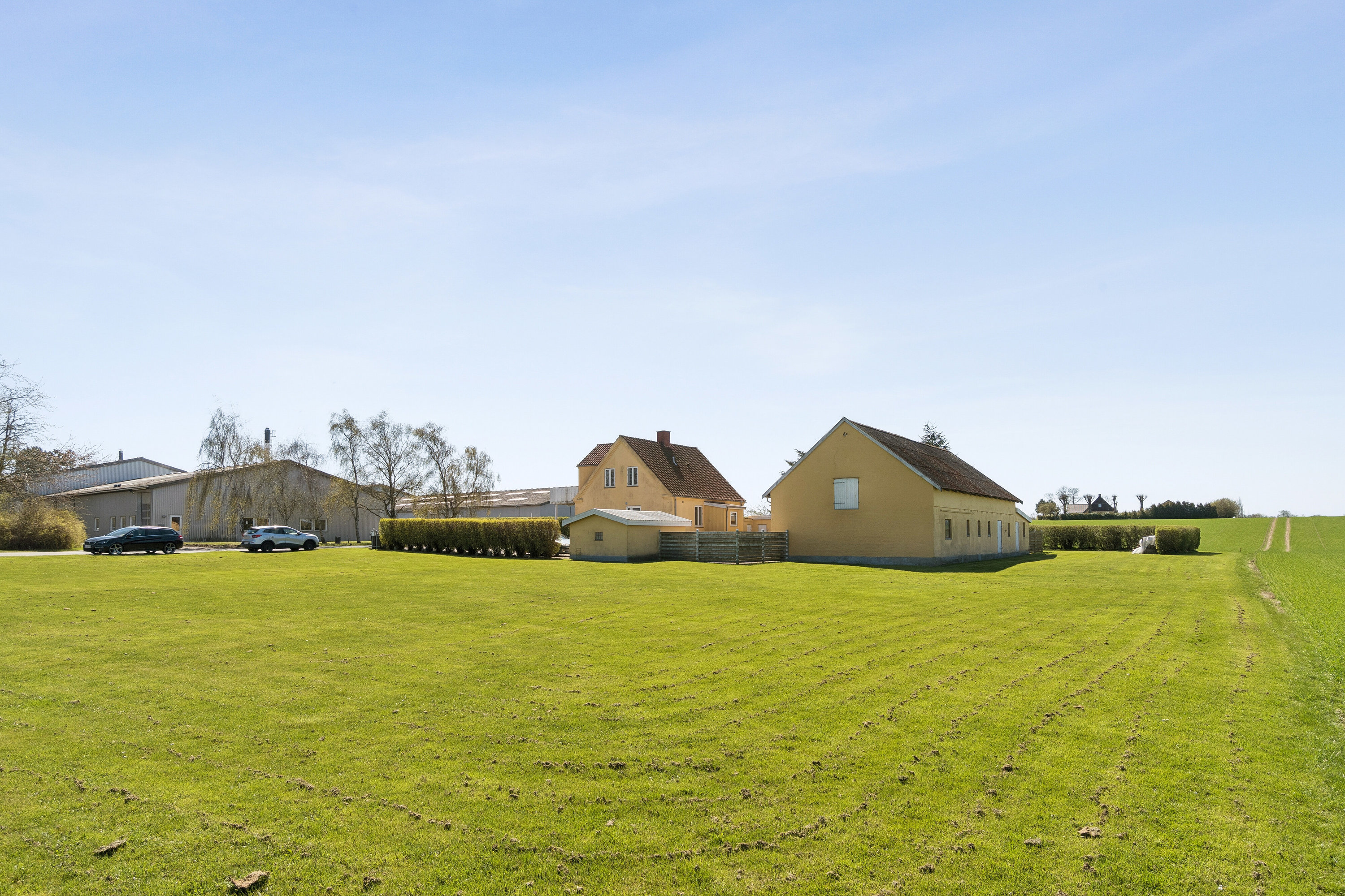 Fremhævet set fra haven billede i fuldskærmstilstand. Billede af Hovvejen 2, Viemose, 4771 Kalvehave