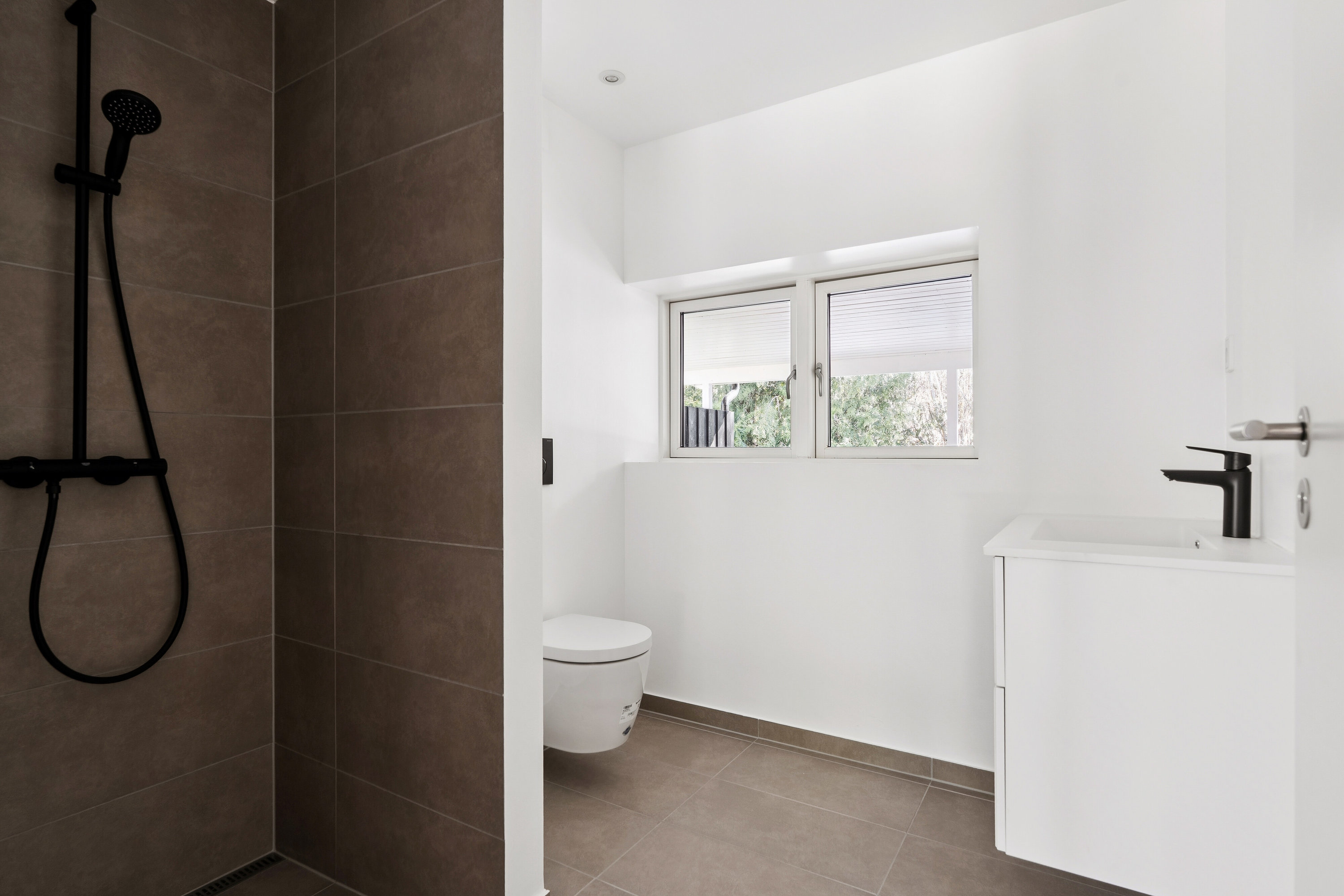 Fremhævet badeværelse billede i fuldskærmstilstand. Billede af Åsvinget 40, 3120 Dronningmølle