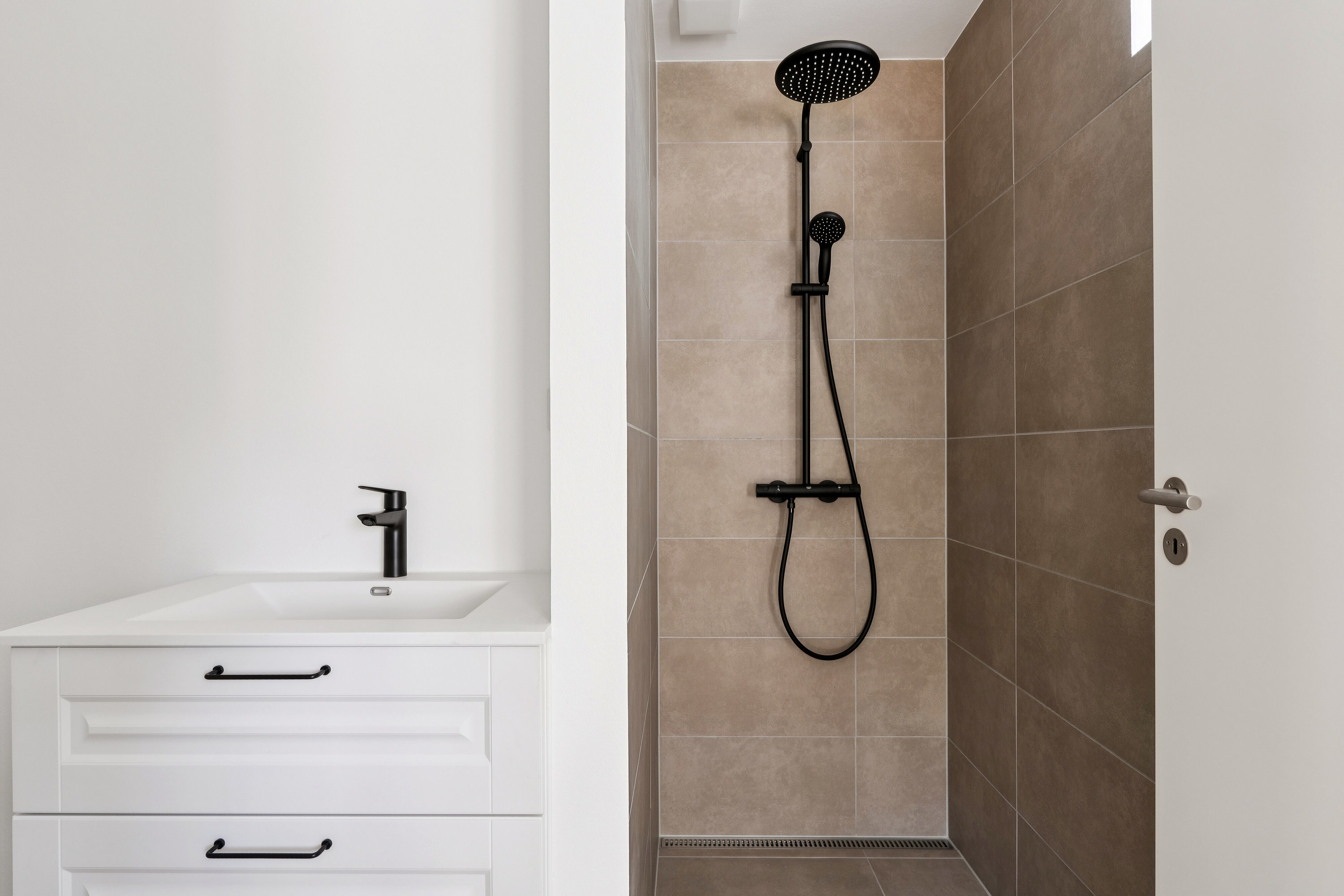 Fremhævet badeværelse billede i fuldskærmstilstand. Billede af Åsvinget 40, 3120 Dronningmølle