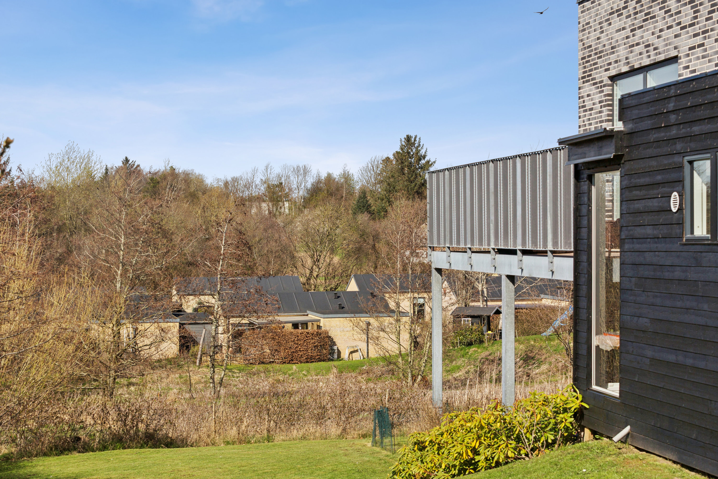 Fremhævet set fra haven billede i fuldskærmstilstand. Billede af Mølledalen 7, 9800 Hjørring