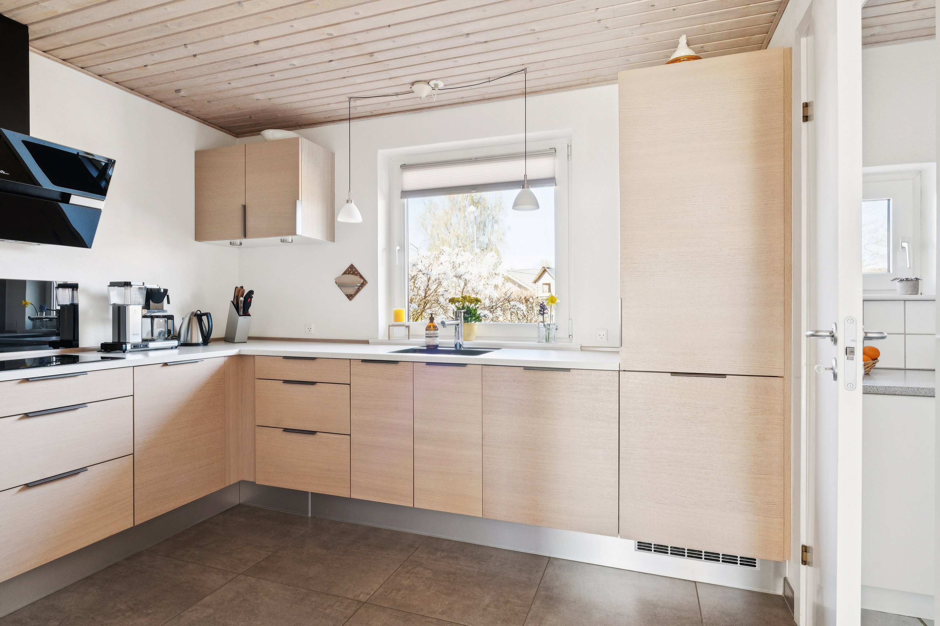 Fremhævet køkken billede i fuldskærmstilstand. Billede af Tingstedet 55, 7190 Billund