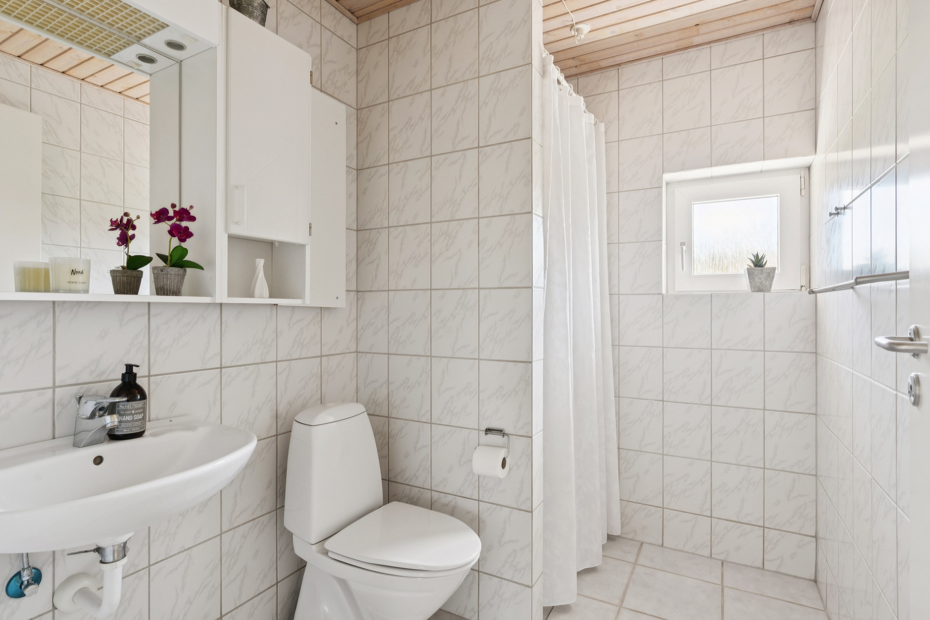 Fremhævet badeværelse billede i fuldskærmstilstand. Billede af Tingstedet 55, 7190 Billund