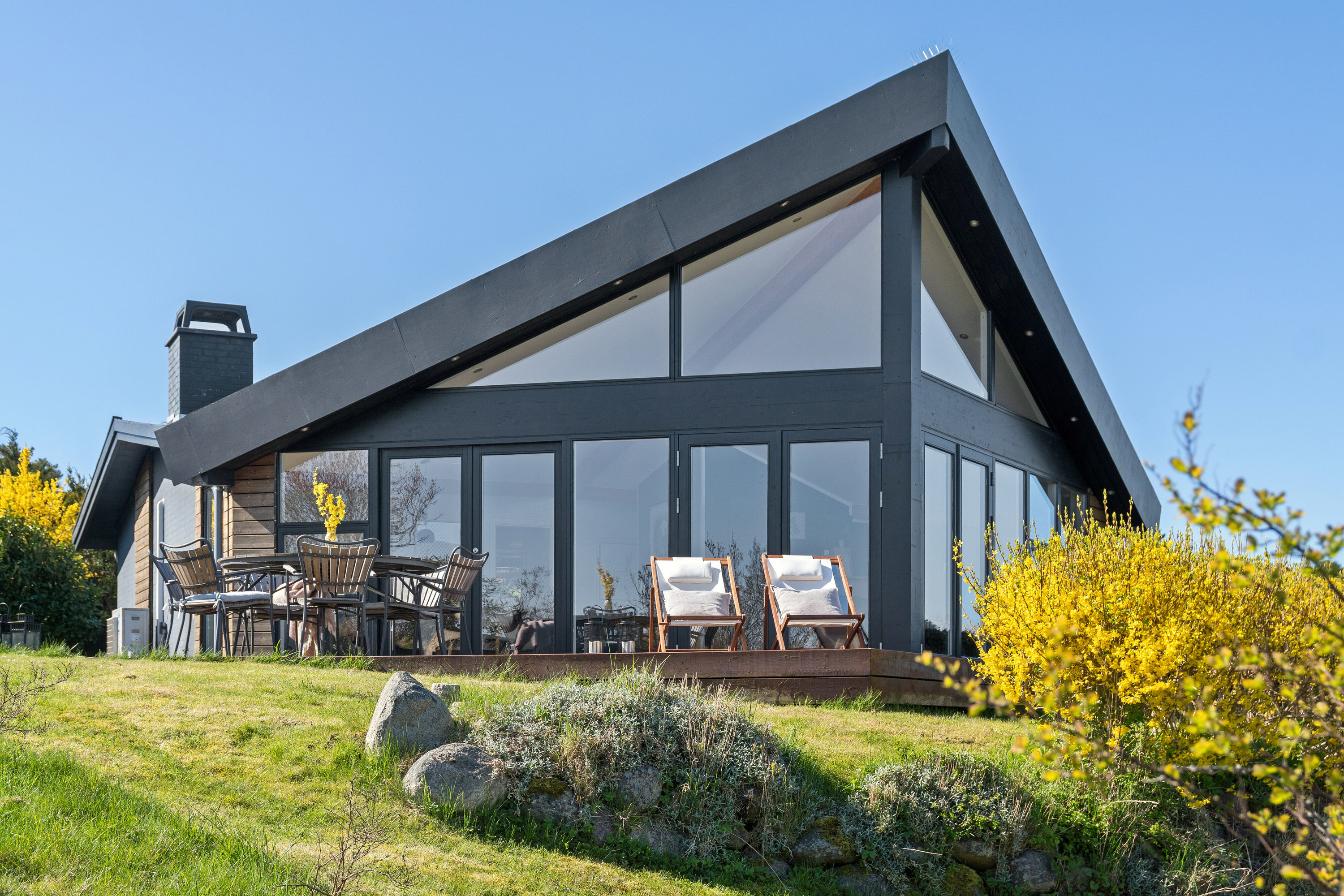 Fremhævet set fra haven billede i fuldskærmstilstand. Billede af Grusbakken 10, Veddinge Bk, 4550 Asnæs