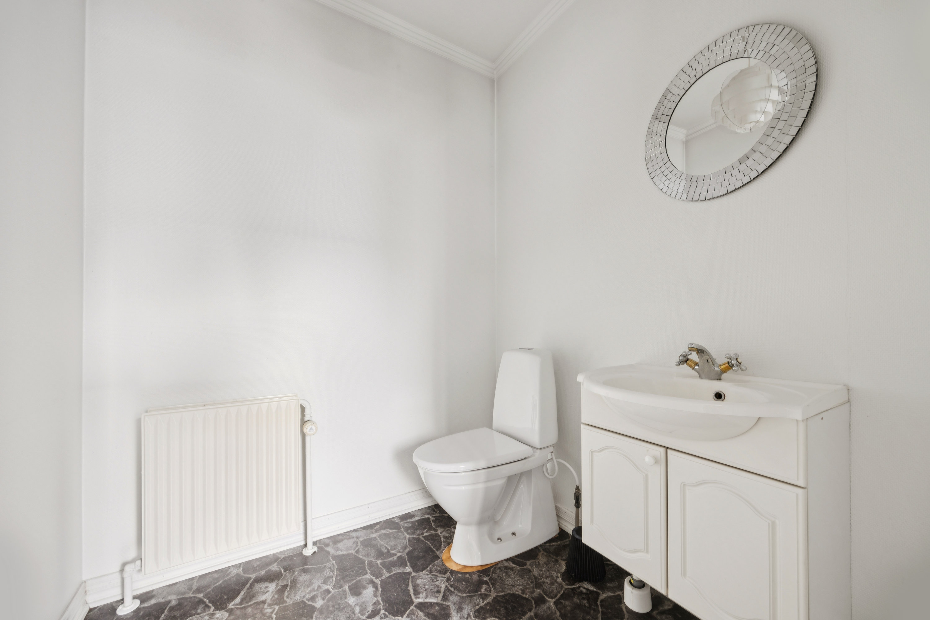 Fremhævet badeværelse billede i fuldskærmstilstand. Billede af Østergade 15, 9320 Hjallerup