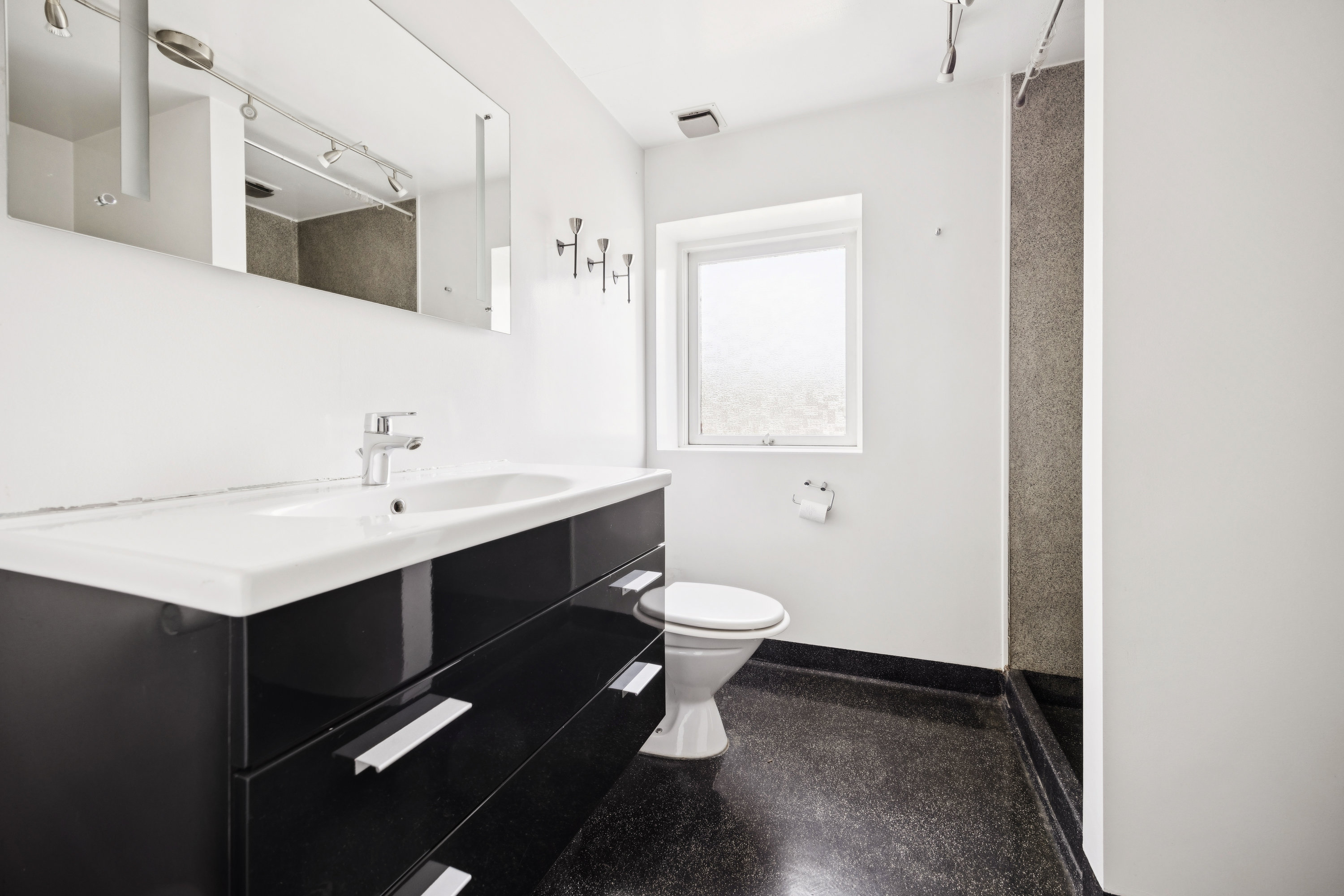 Fremhævet badeværelse billede i fuldskærmstilstand. Billede af Østergade 15, 9320 Hjallerup