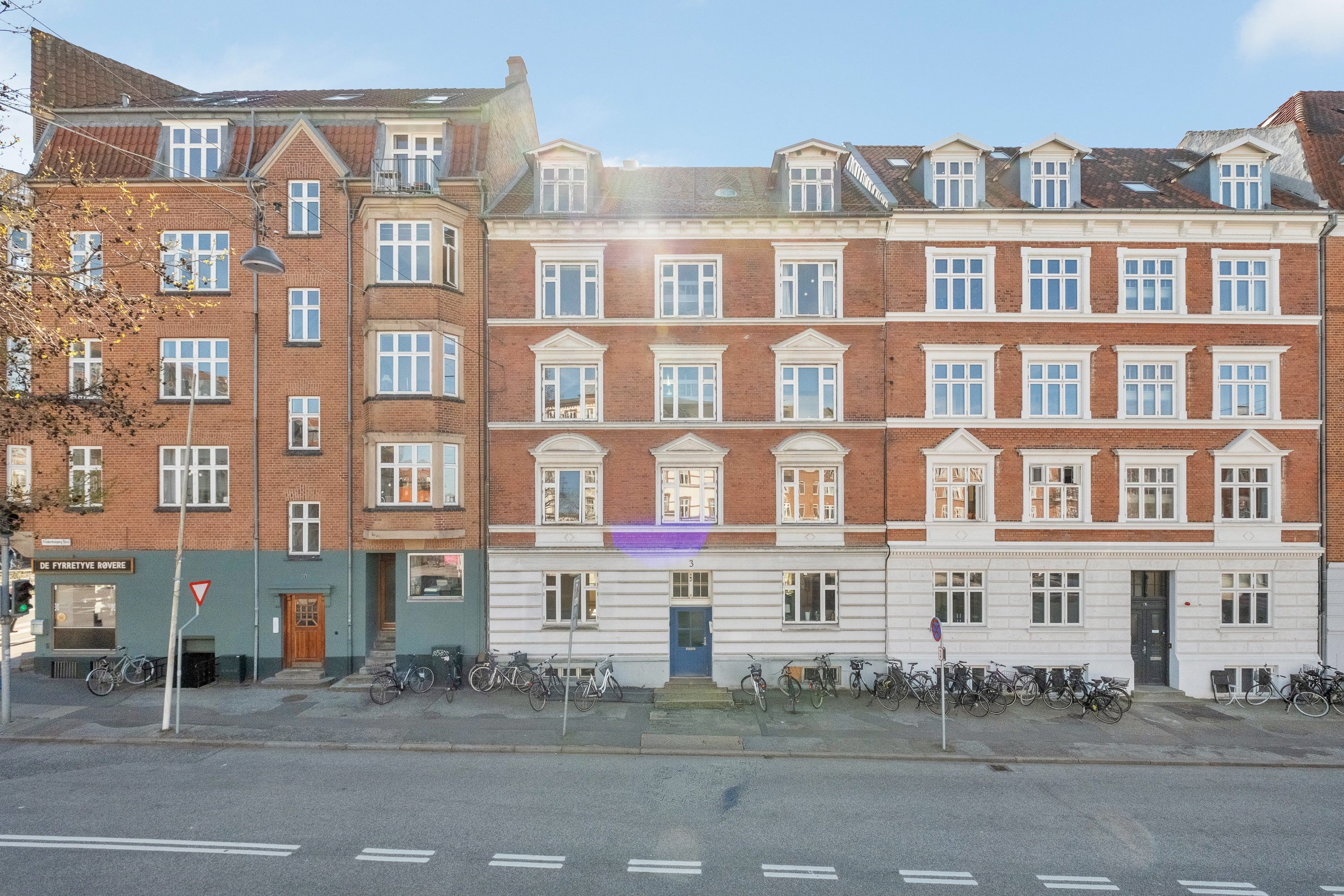Fremhævet facade billede i fuldskærmstilstand. Billede af Frederiksbjerg Torv 3, st.. tv., 8000 Aarhus C