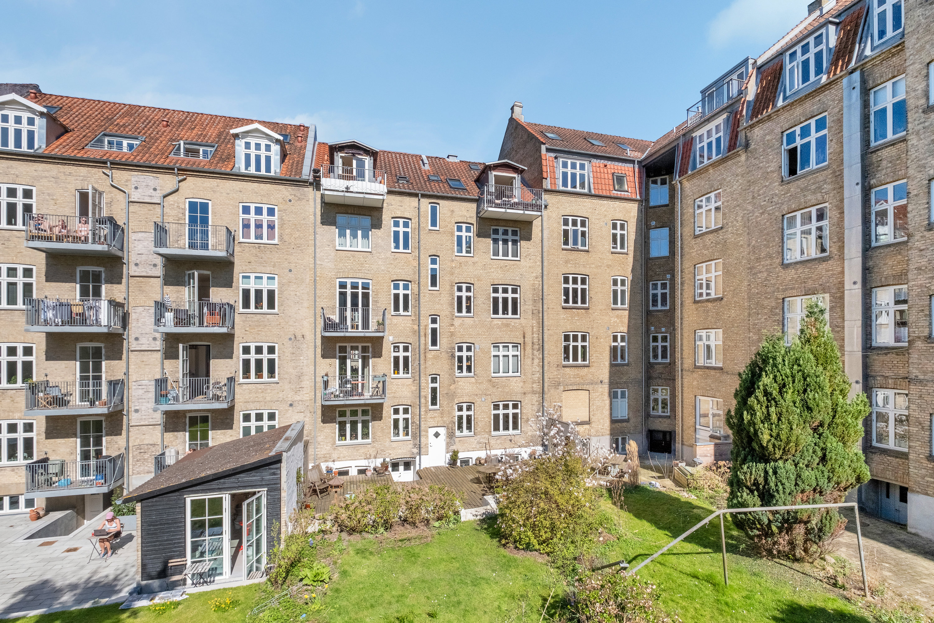 Fremhævet bag facade billede i fuldskærmstilstand. Billede af Frederiksbjerg Torv 3, st.. tv., 8000 Aarhus C