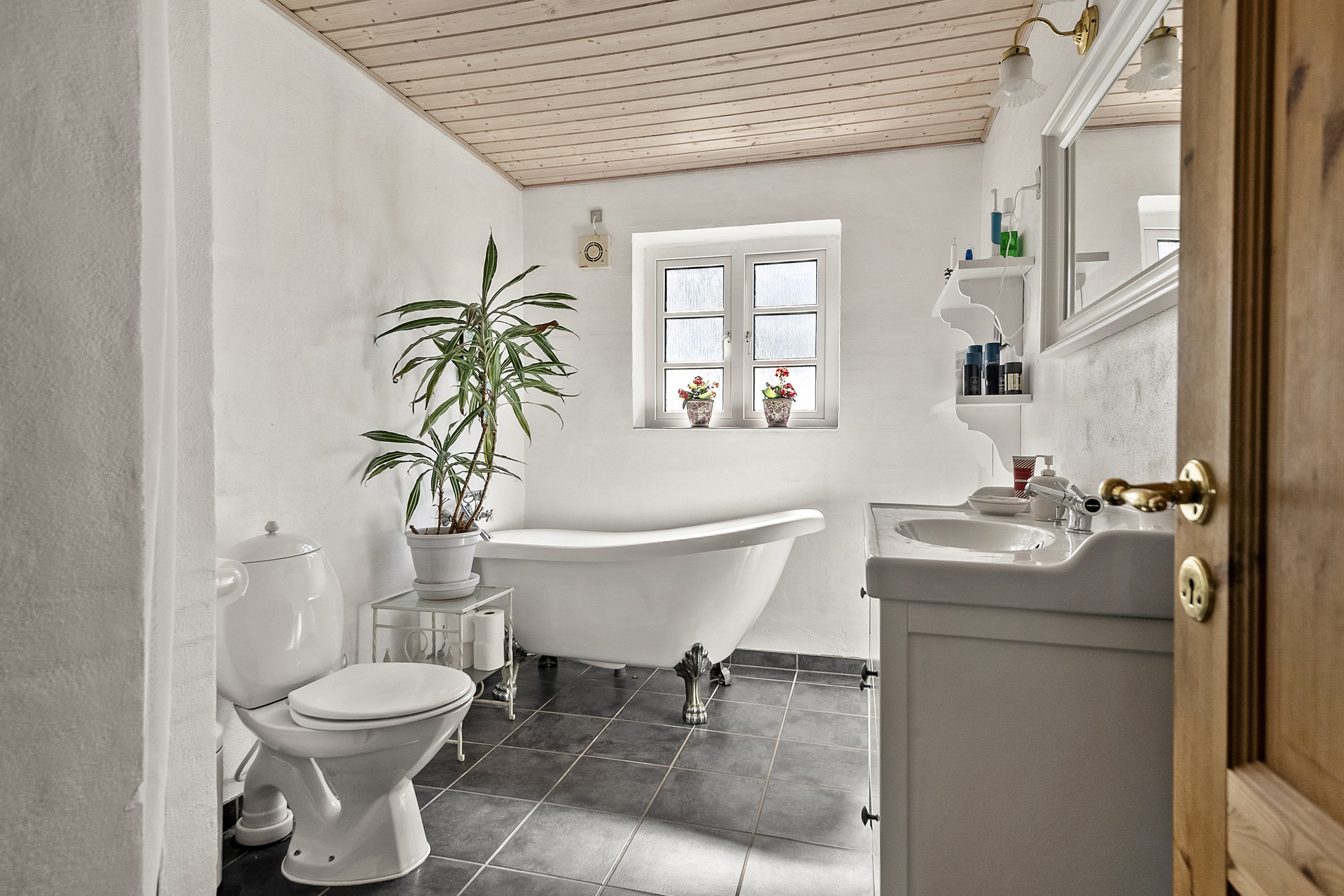 Fremhævet badeværelse billede i fuldskærmstilstand. Billede af Præstebrovej 33, Fåborg, 6818 Årre