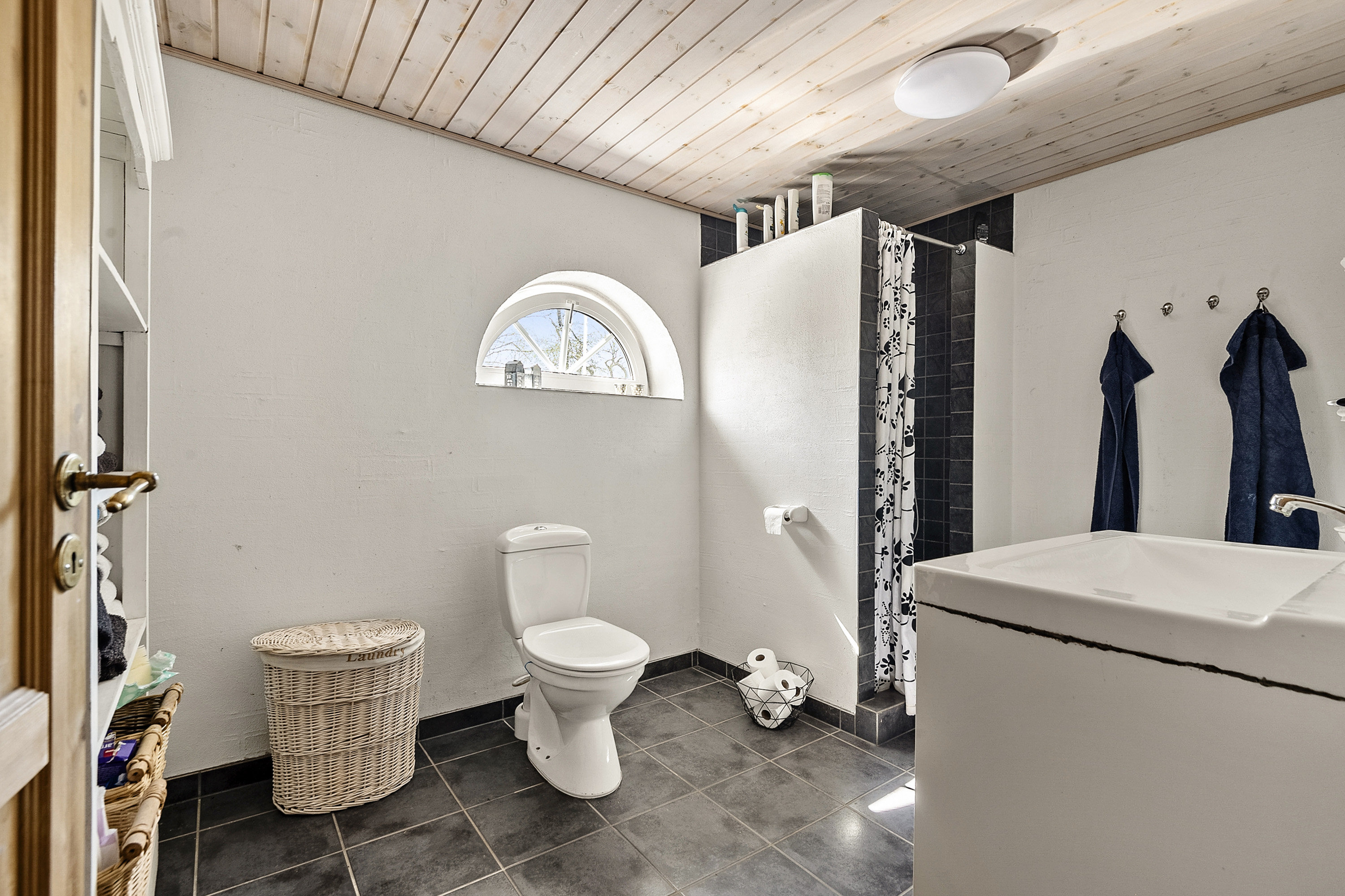 Fremhævet badeværelse billede i fuldskærmstilstand. Billede af Præstebrovej 33, Fåborg, 6818 Årre