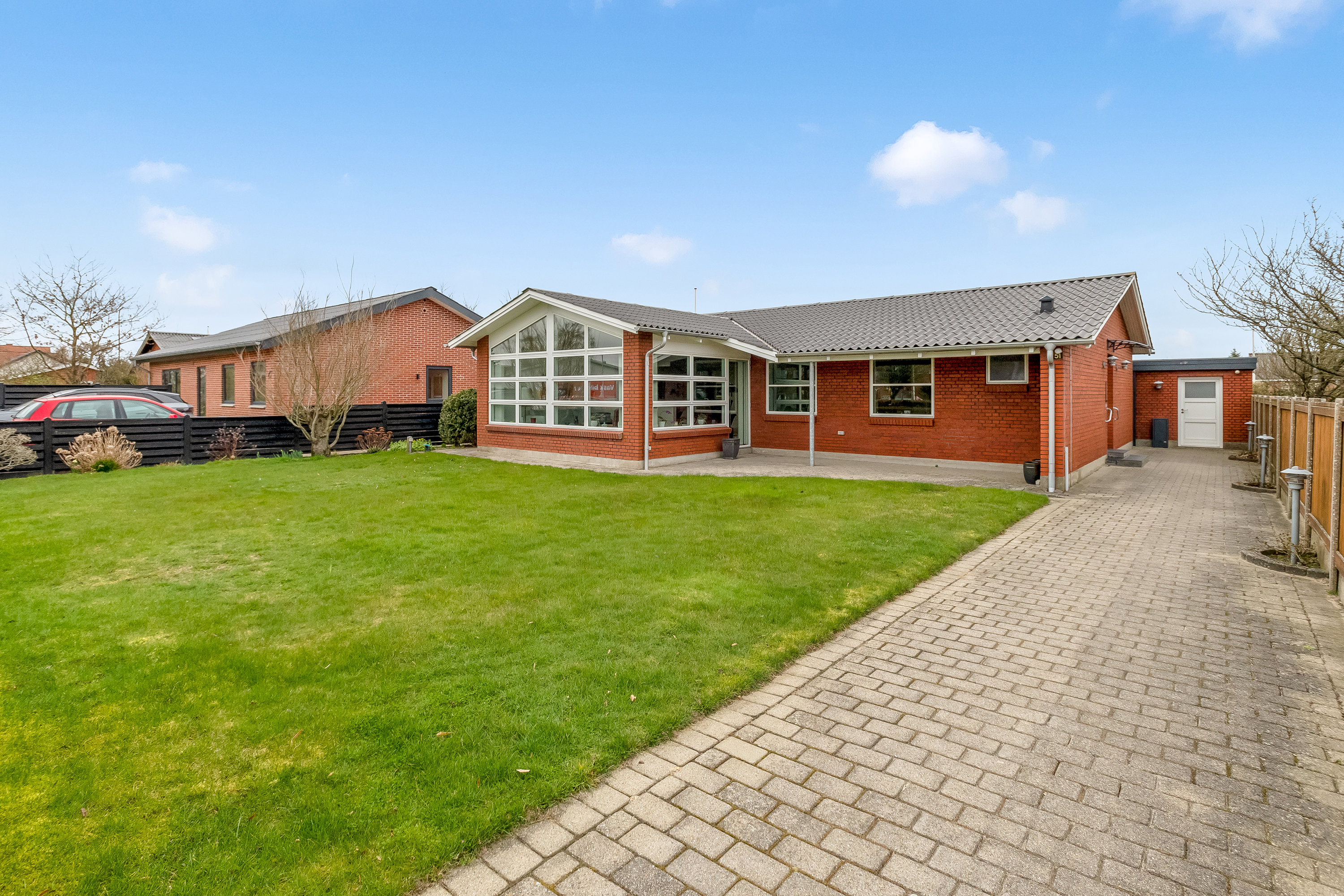 Fremhævet facade billede i fuldskærmstilstand. Billede af Langagervej 51, 6900 Skjern