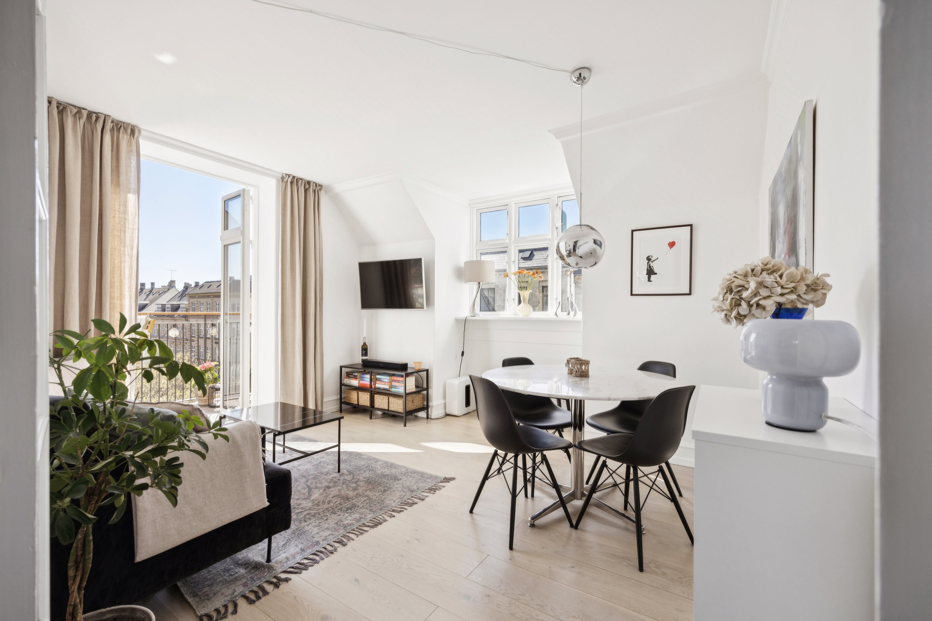 Fremhævet stue billede i fuldskærmstilstand. Billede af Adilsvej 13, 4. th., 2000 Frederiksberg