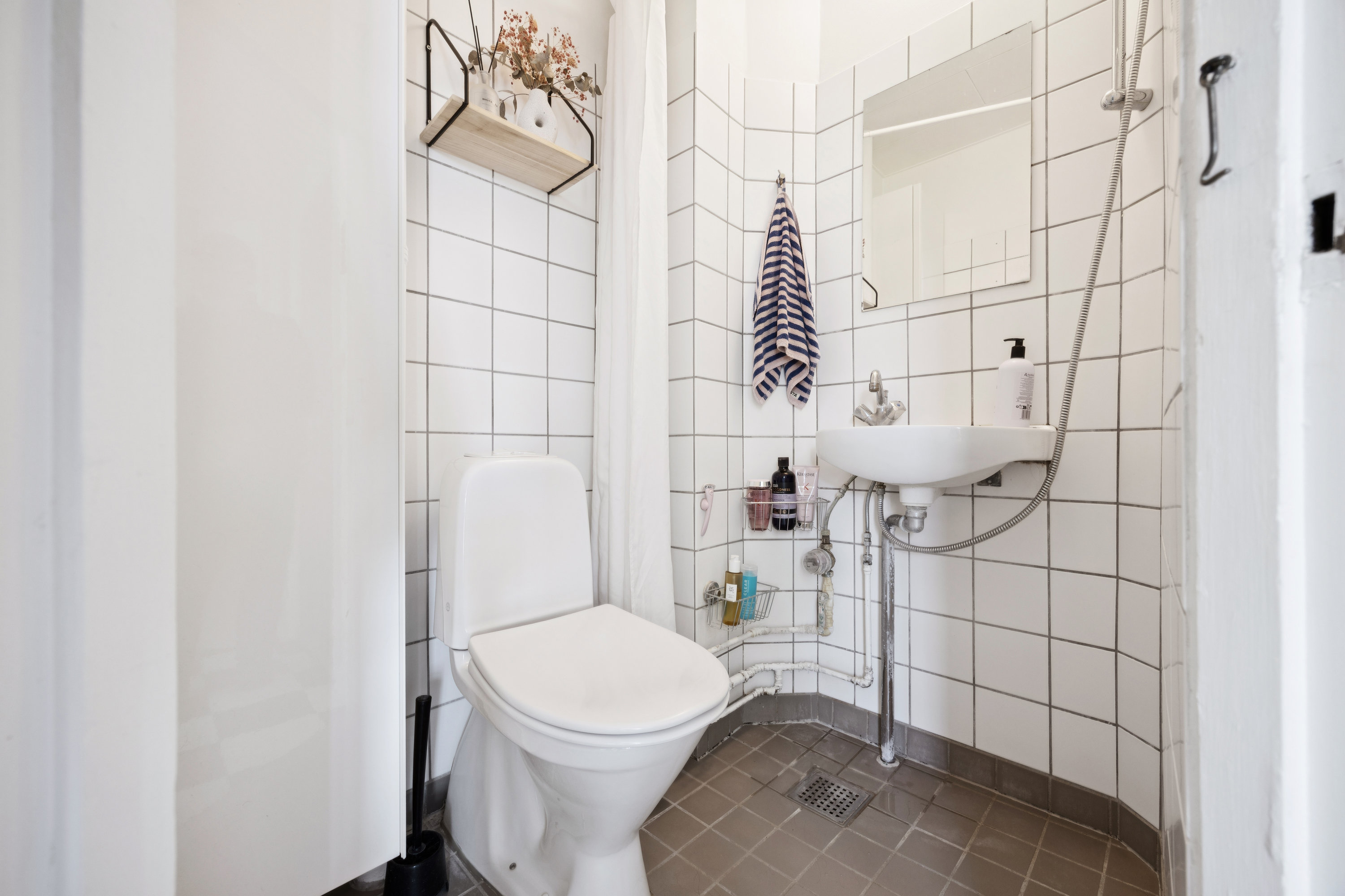 Fremhævet badeværelse billede i fuldskærmstilstand. Billede af Adilsvej 13, 4. th., 2000 Frederiksberg