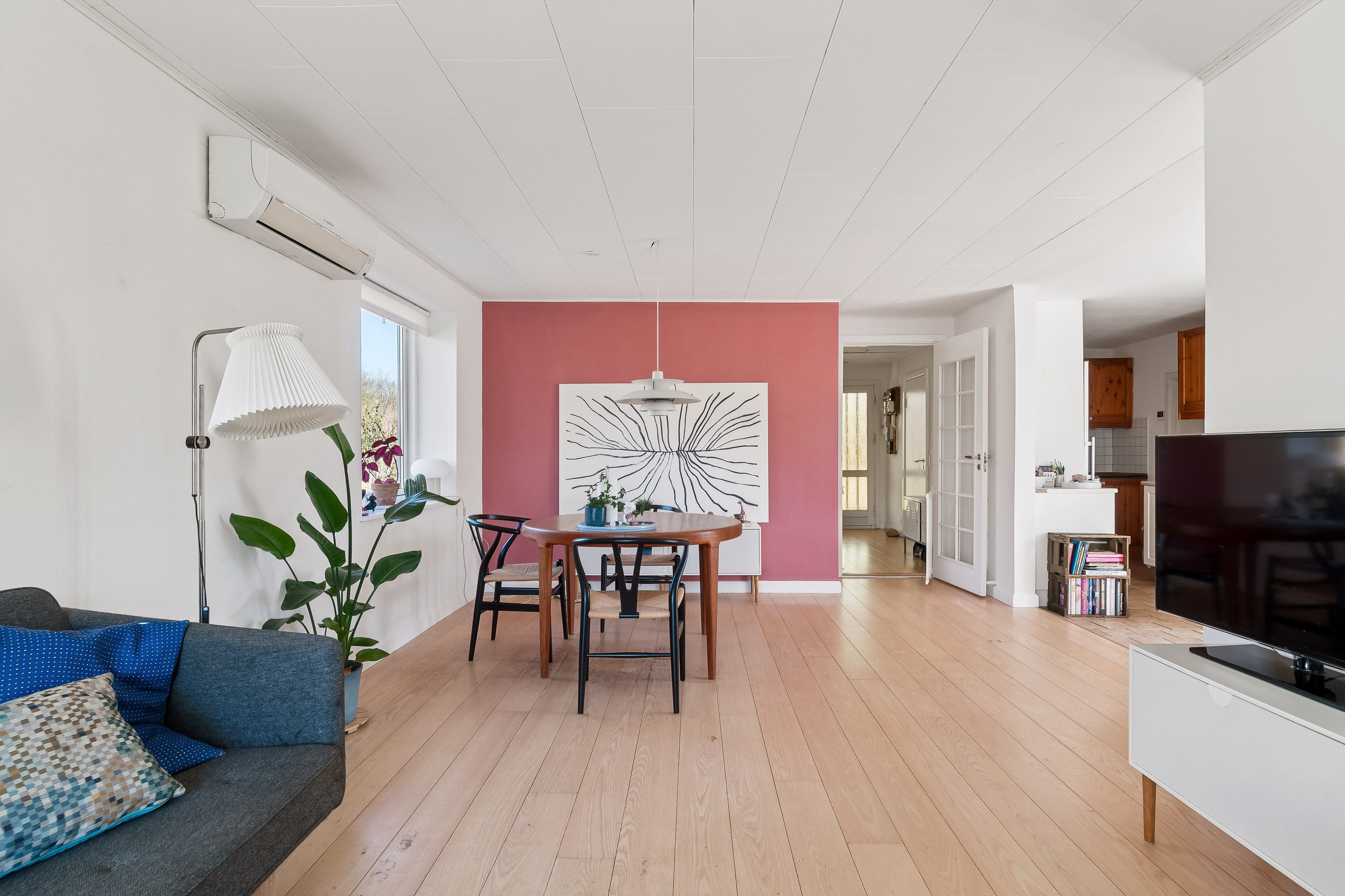 Fremhævet stue billede i fuldskærmstilstand. Billede af Digevænget 3, 2730 Herlev