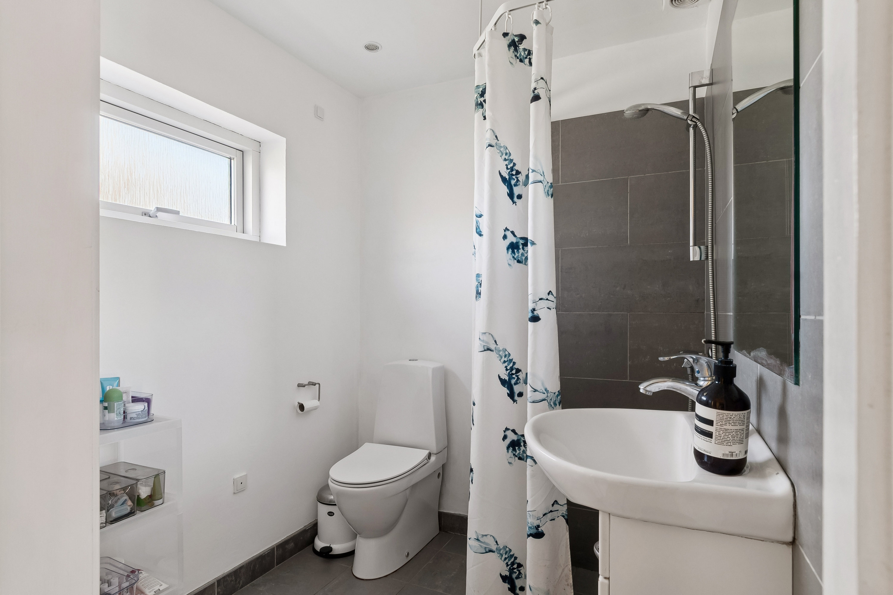 Fremhævet badeværelse billede i fuldskærmstilstand. Billede af Digevænget 3, 2730 Herlev