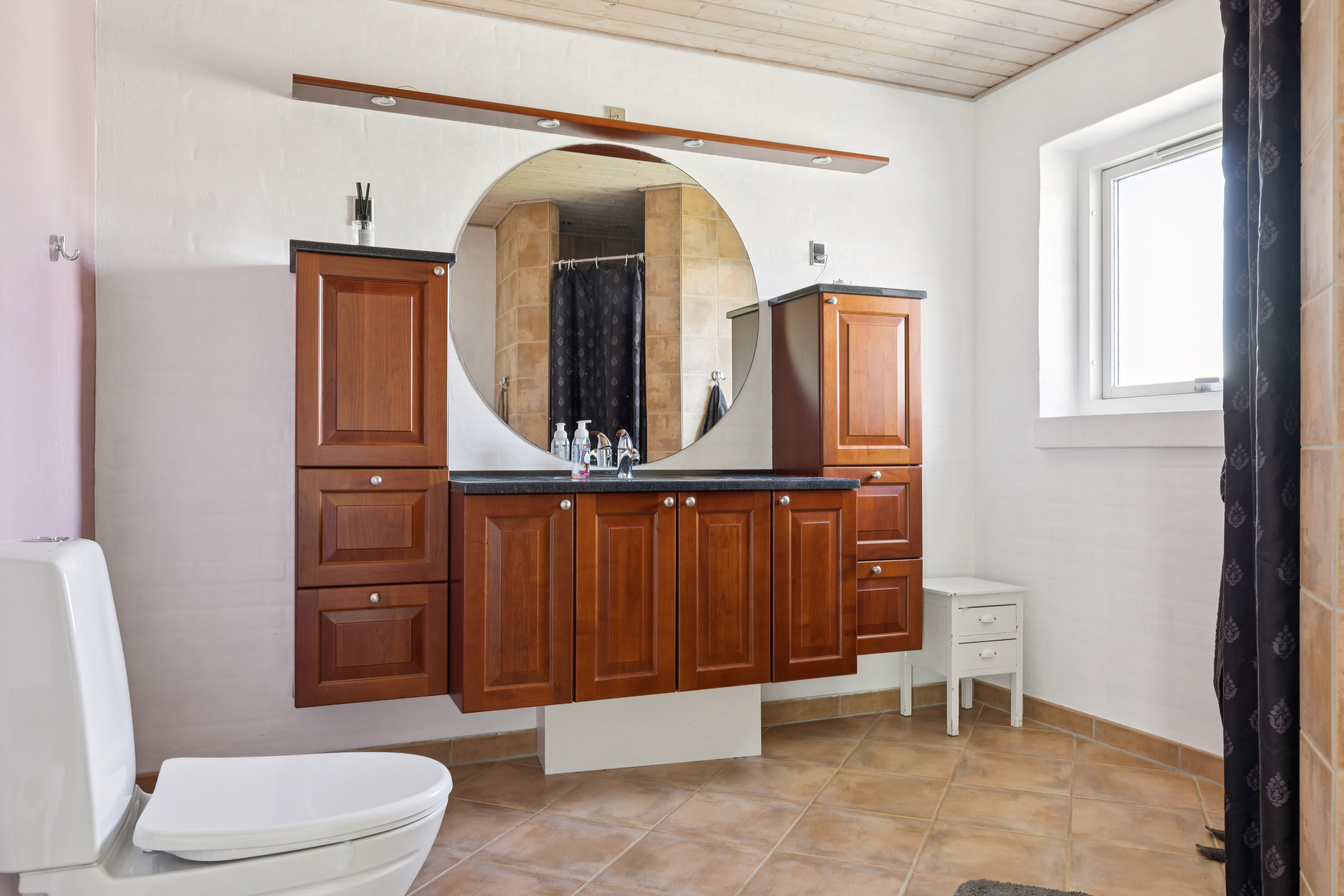 Fremhævet badeværelse billede i fuldskærmstilstand. Billede af Rs Hansensvej 20, 4520 Svinninge