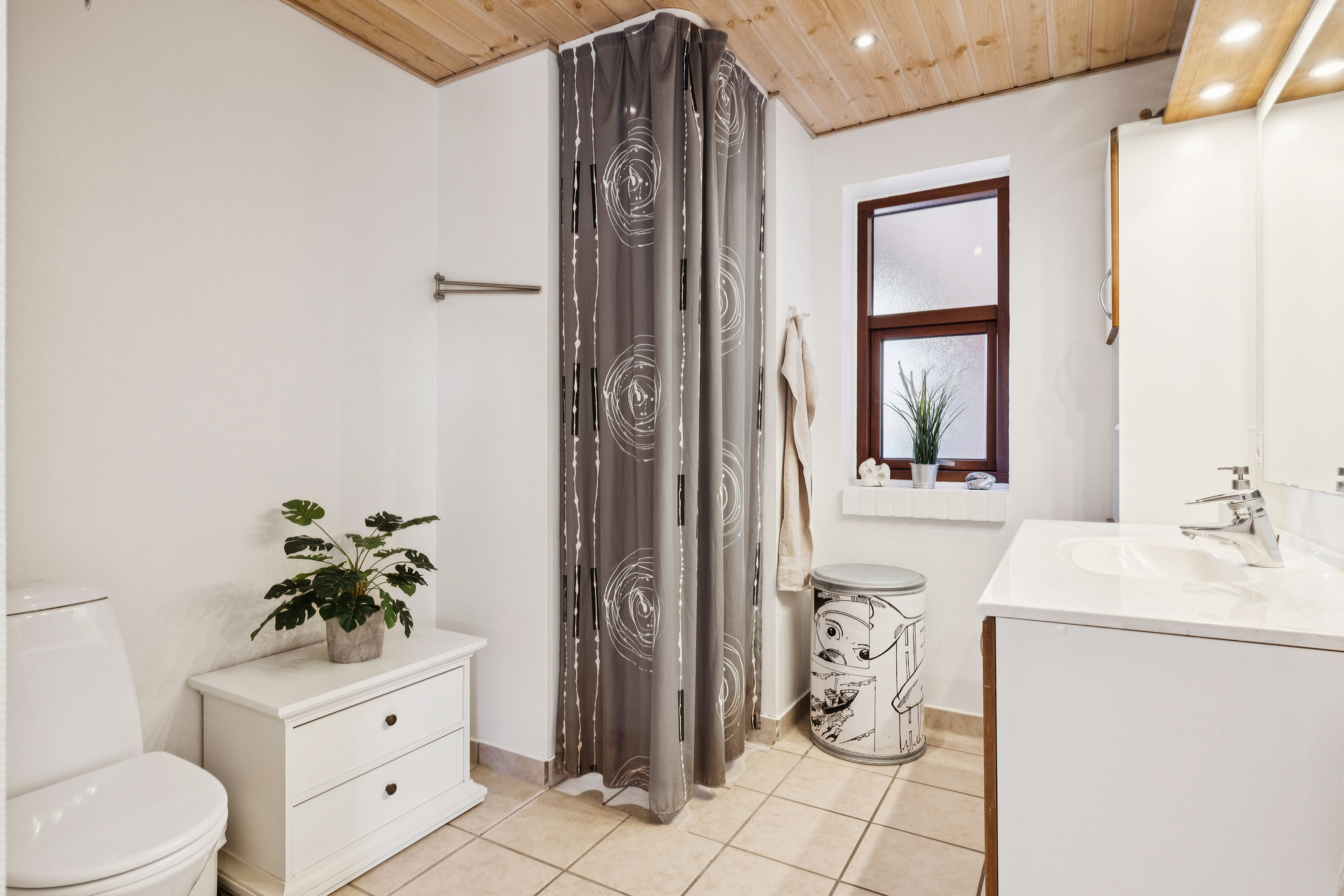 Fremhævet badeværelse billede i fuldskærmstilstand. Billede af Bronzehøj 35, Bruunshåb, 8800 Viborg