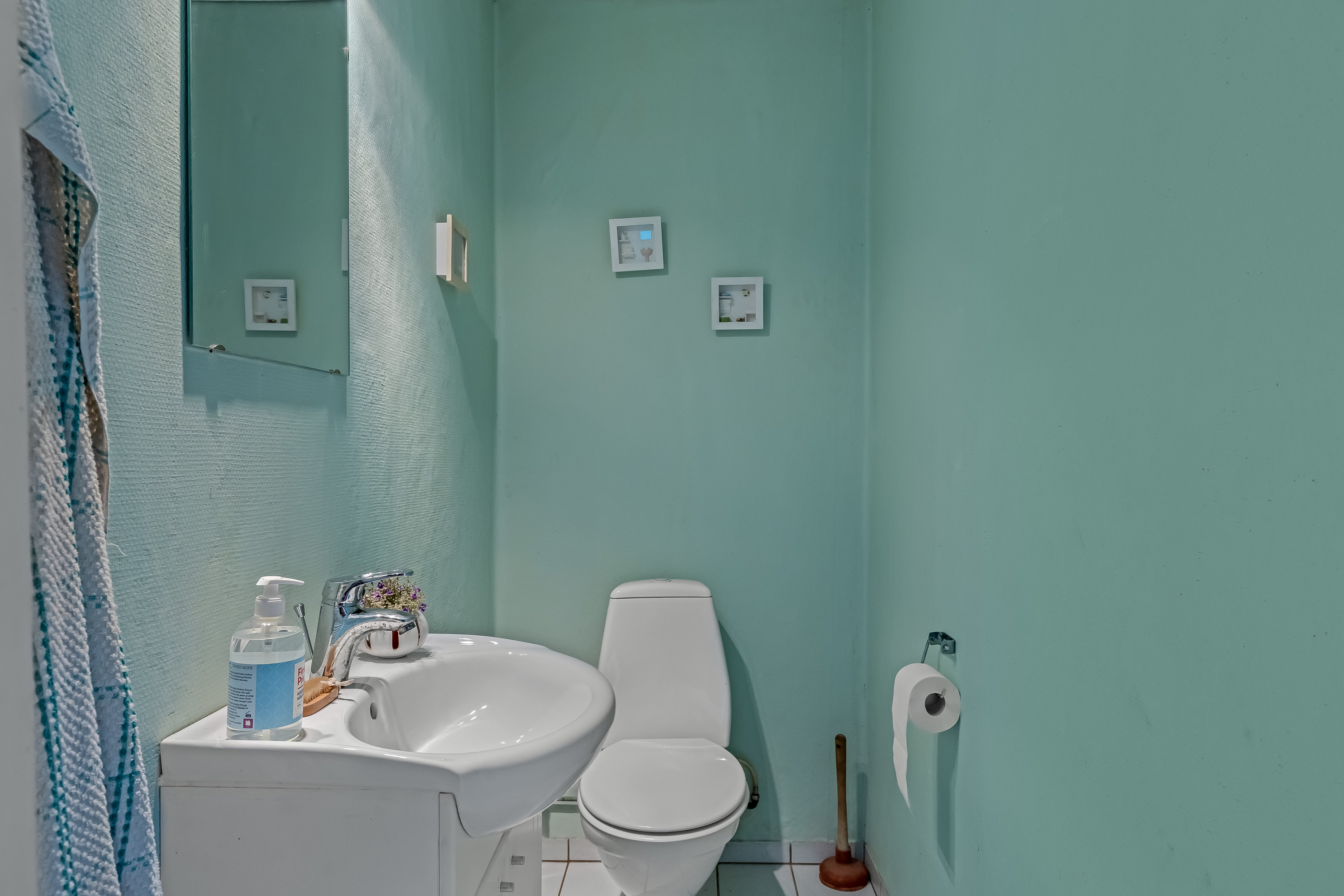 Fremhævet toilet billede i fuldskærmstilstand. Billede af Rantzausvej 10, Visby, 6261 Bredebro