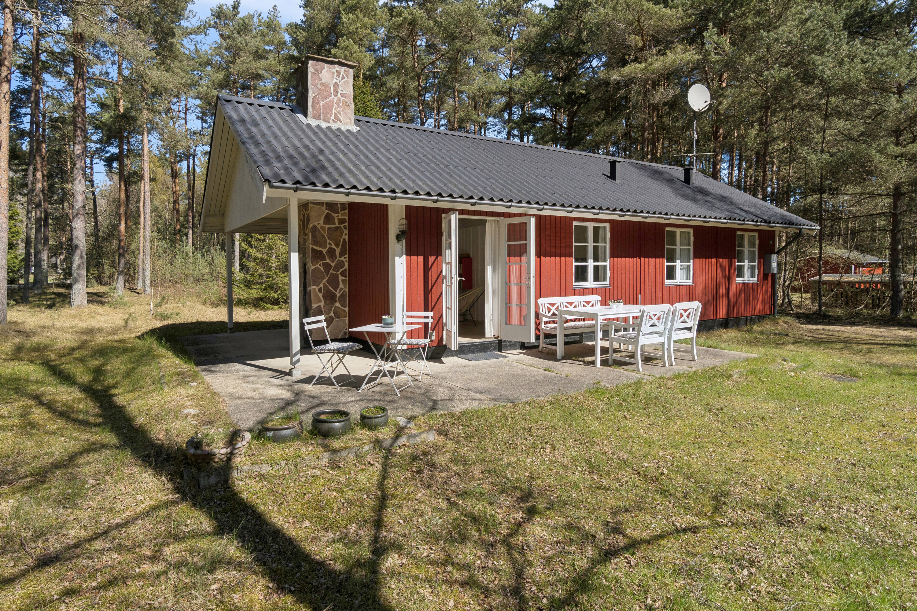 Fremhævet set fra haven billede i fuldskærmstilstand. Billede af Fyrreskoven 13, Pedersker, 3720 Aakirkeby