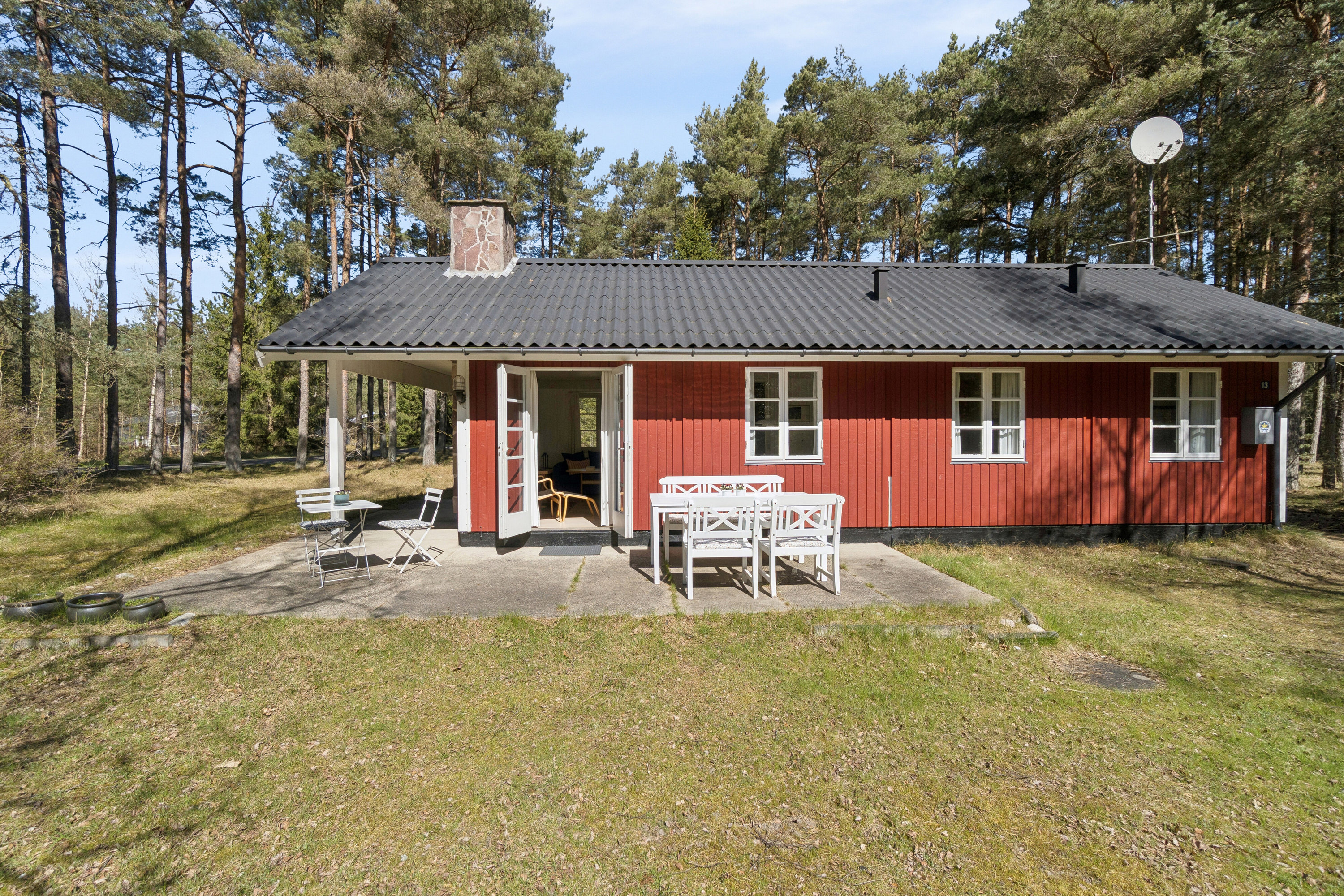 Fremhævet set fra haven billede i fuldskærmstilstand. Billede af Fyrreskoven 13, Pedersker, 3720 Aakirkeby