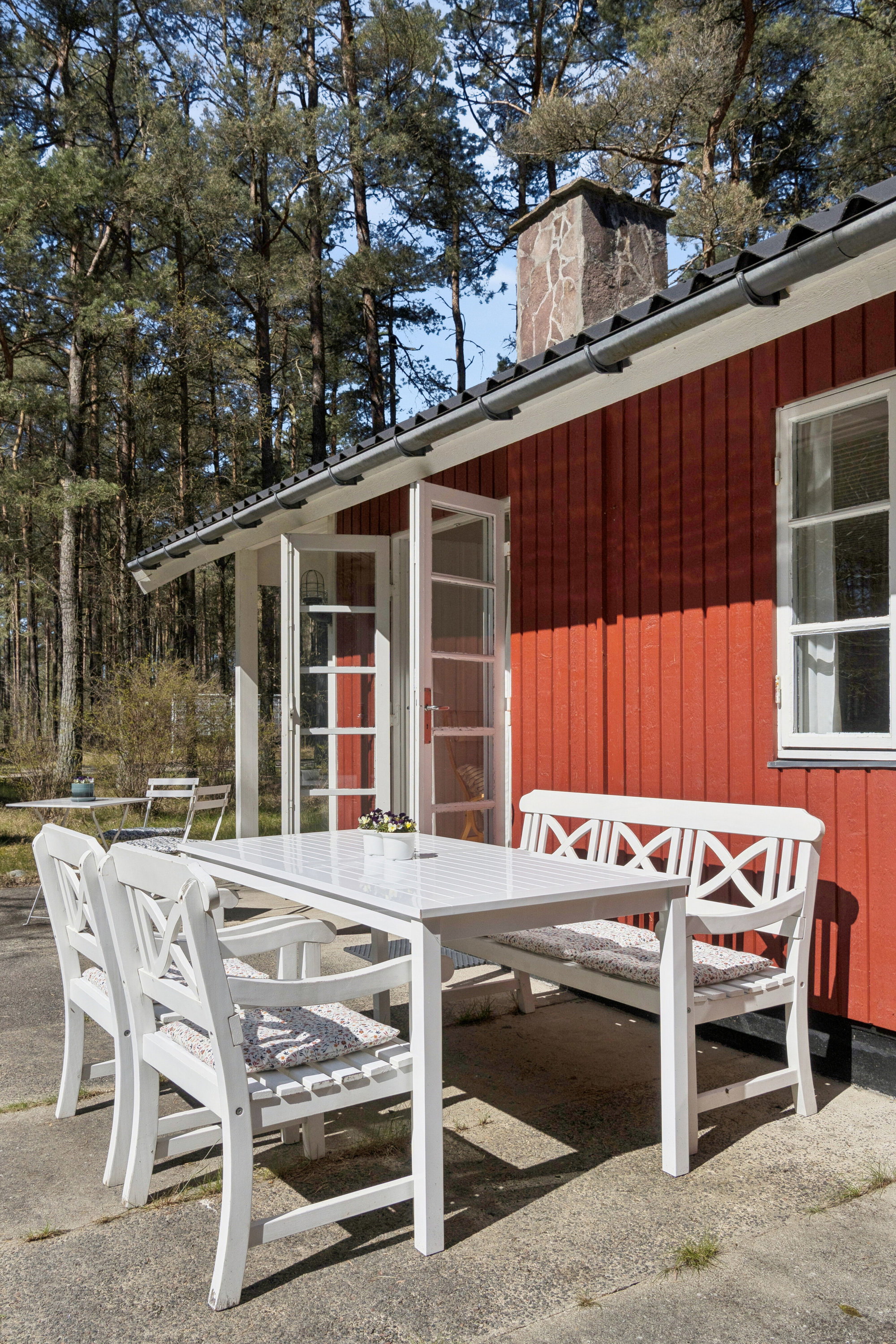 Fremhævet terrasse billede i fuldskærmstilstand. Billede af Fyrreskoven 13, Pedersker, 3720 Aakirkeby