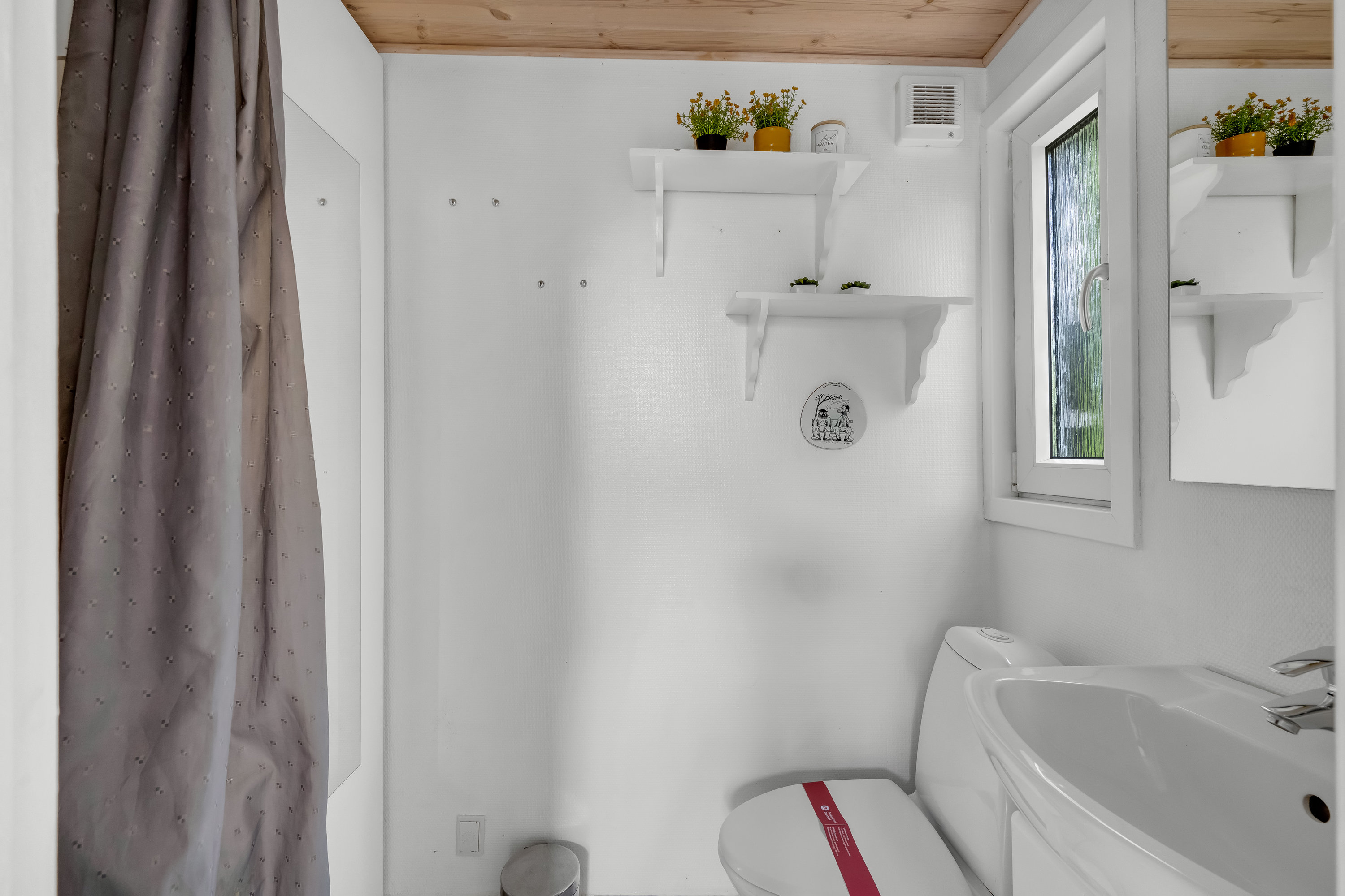 Fremhævet toilet billede i fuldskærmstilstand. Billede af Bork Hytteby 248, Sdr Bork, 6893 Hemmet