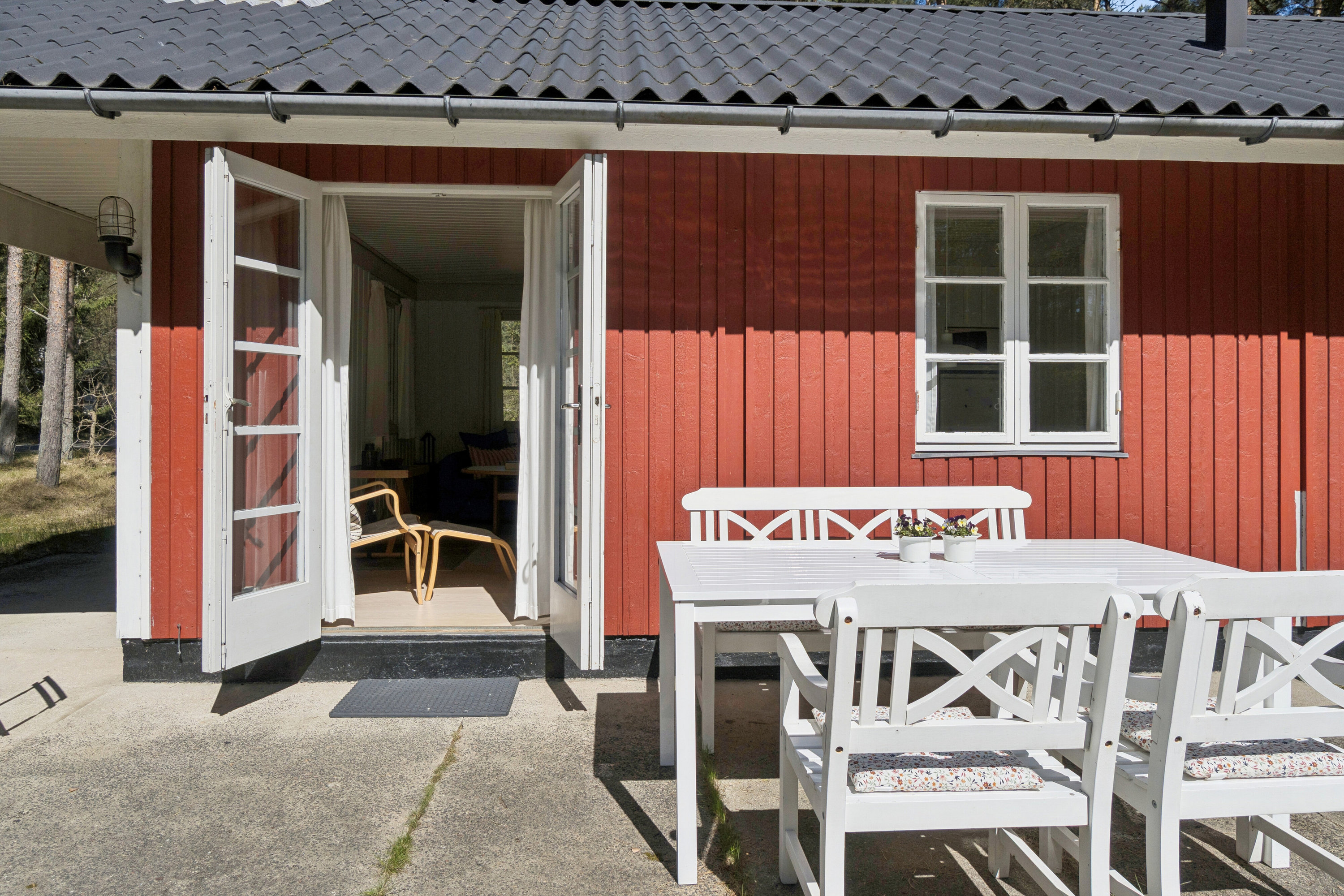 Fremhævet terrasse billede i fuldskærmstilstand. Billede af Fyrreskoven 13, Pedersker, 3720 Aakirkeby