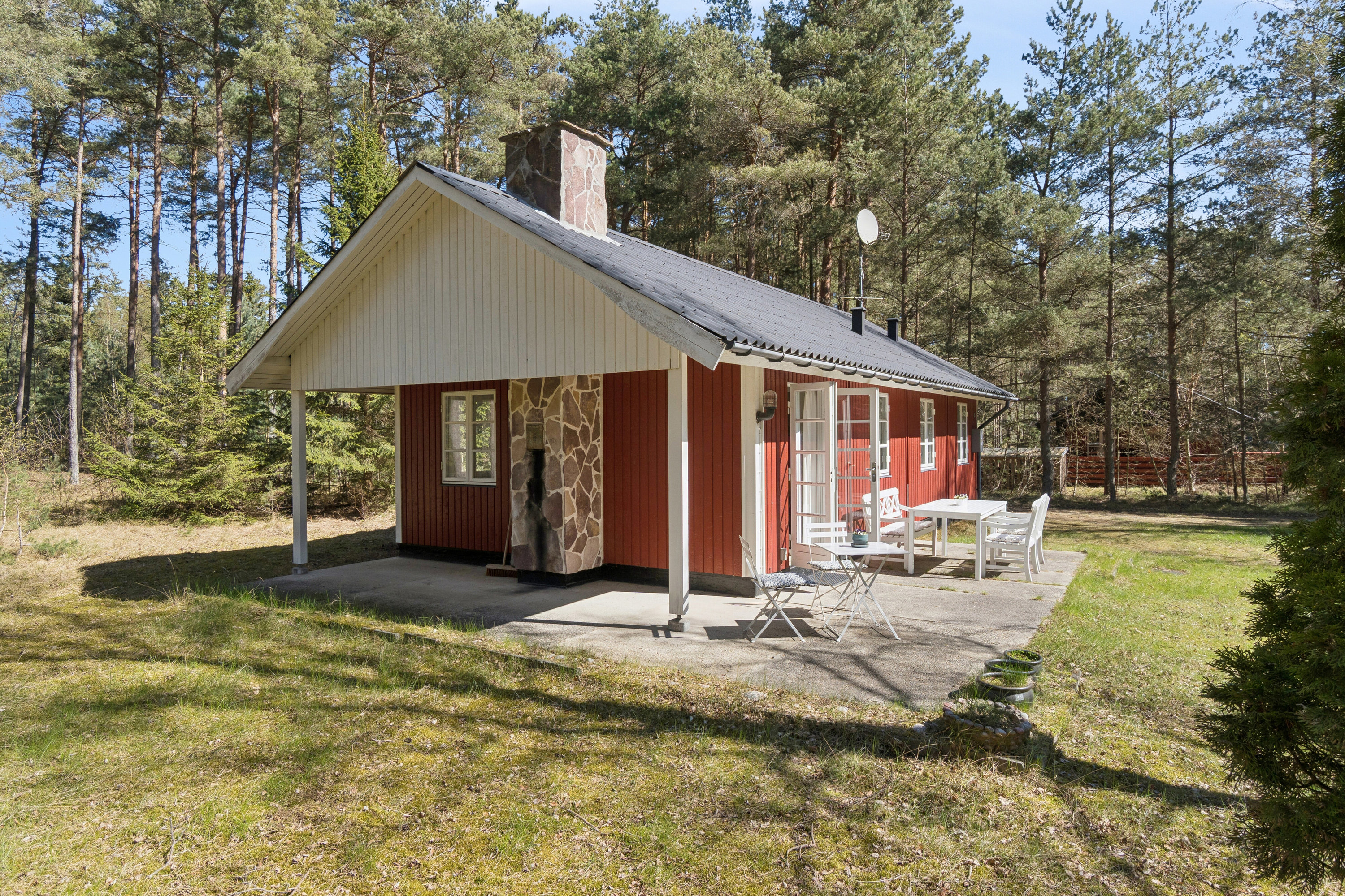 Fremhævet set fra haven billede i fuldskærmstilstand. Billede af Fyrreskoven 13, Pedersker, 3720 Aakirkeby