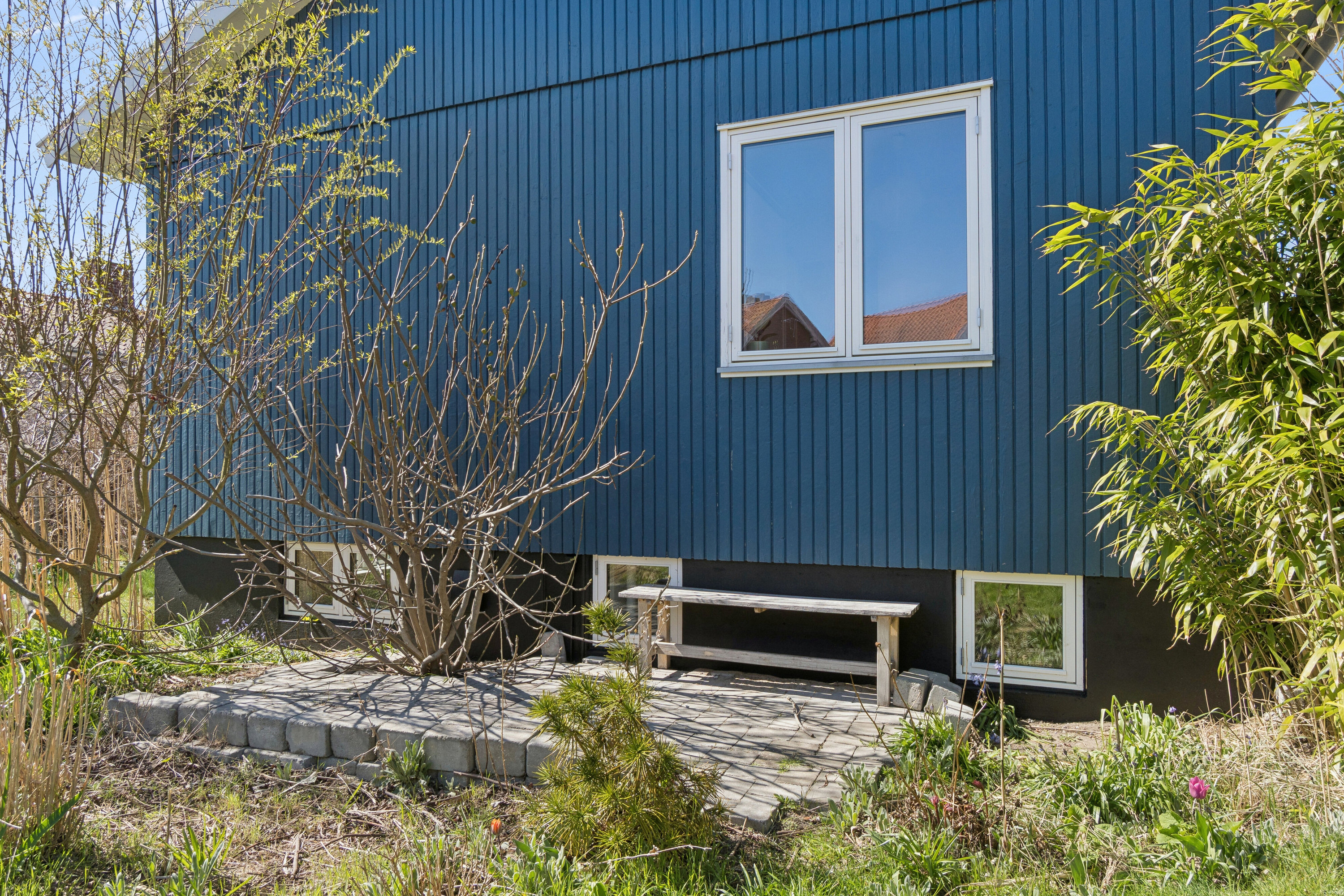 Fremhævet set fra haven billede i fuldskærmstilstand. Billede af Sveasvej 42, Rønne, 3700 Rønne