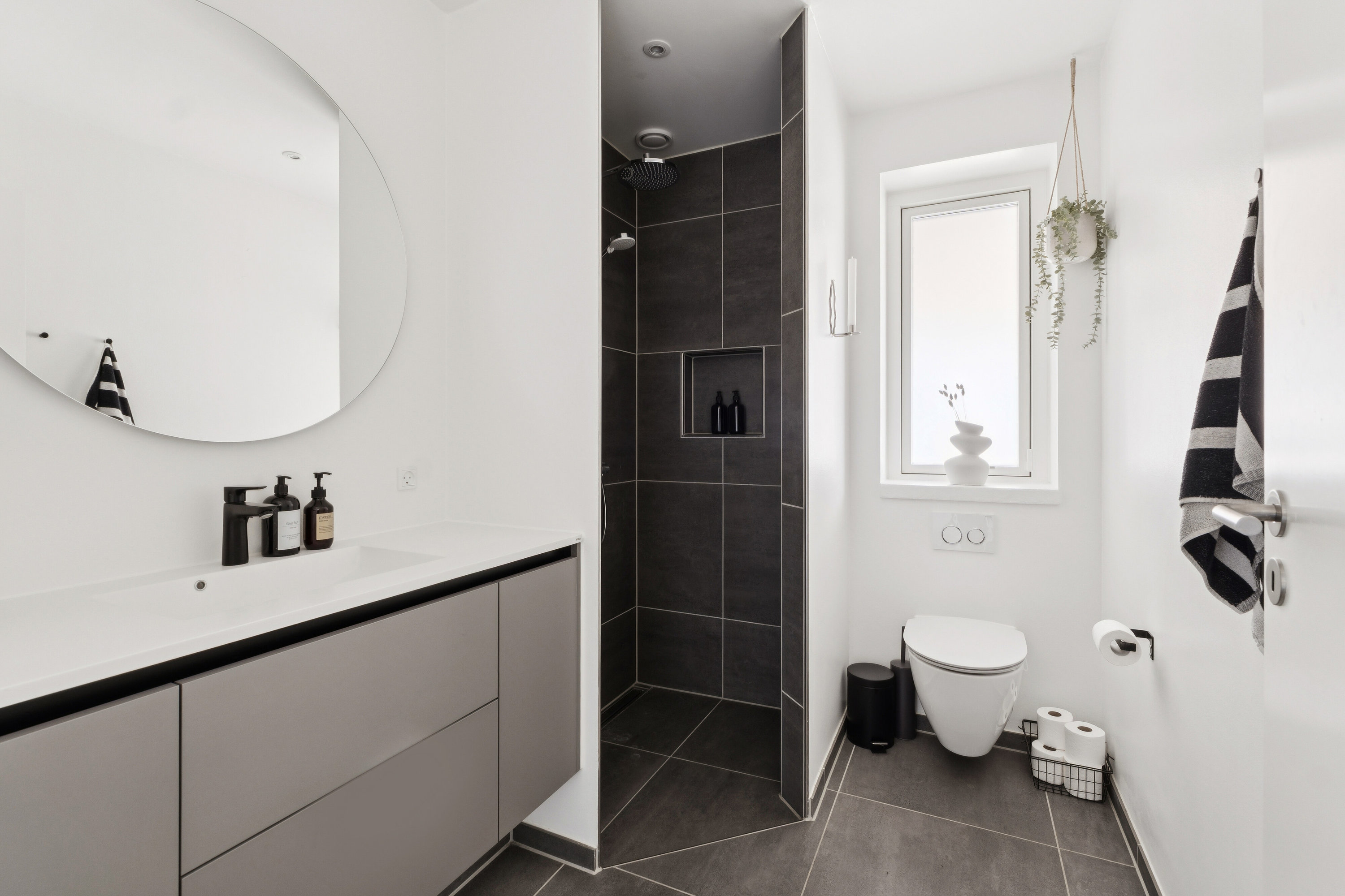 Fremhævet badeværelse billede i fuldskærmstilstand. Billede af Klokkelyngen 8, 7470 Karup J