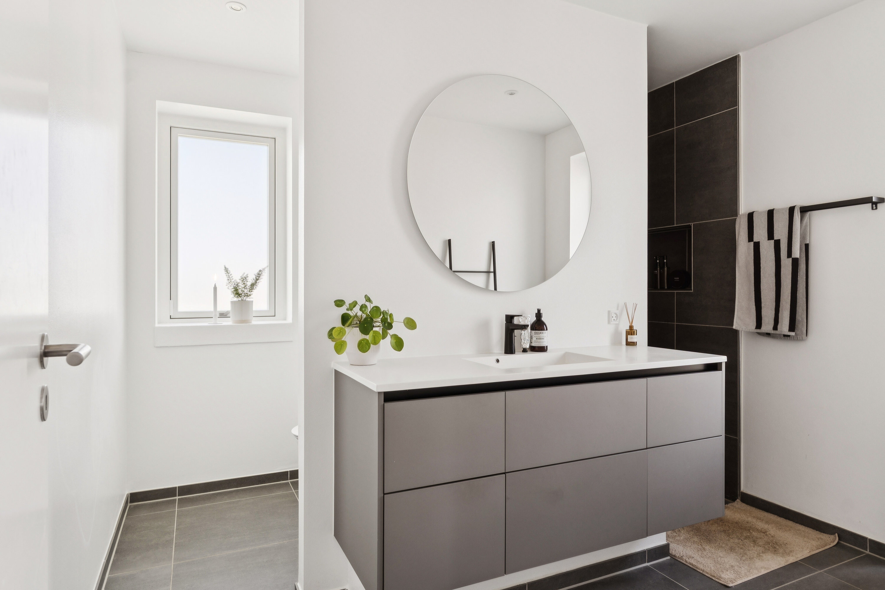 Fremhævet badeværelse billede i fuldskærmstilstand. Billede af Klokkelyngen 8, 7470 Karup J