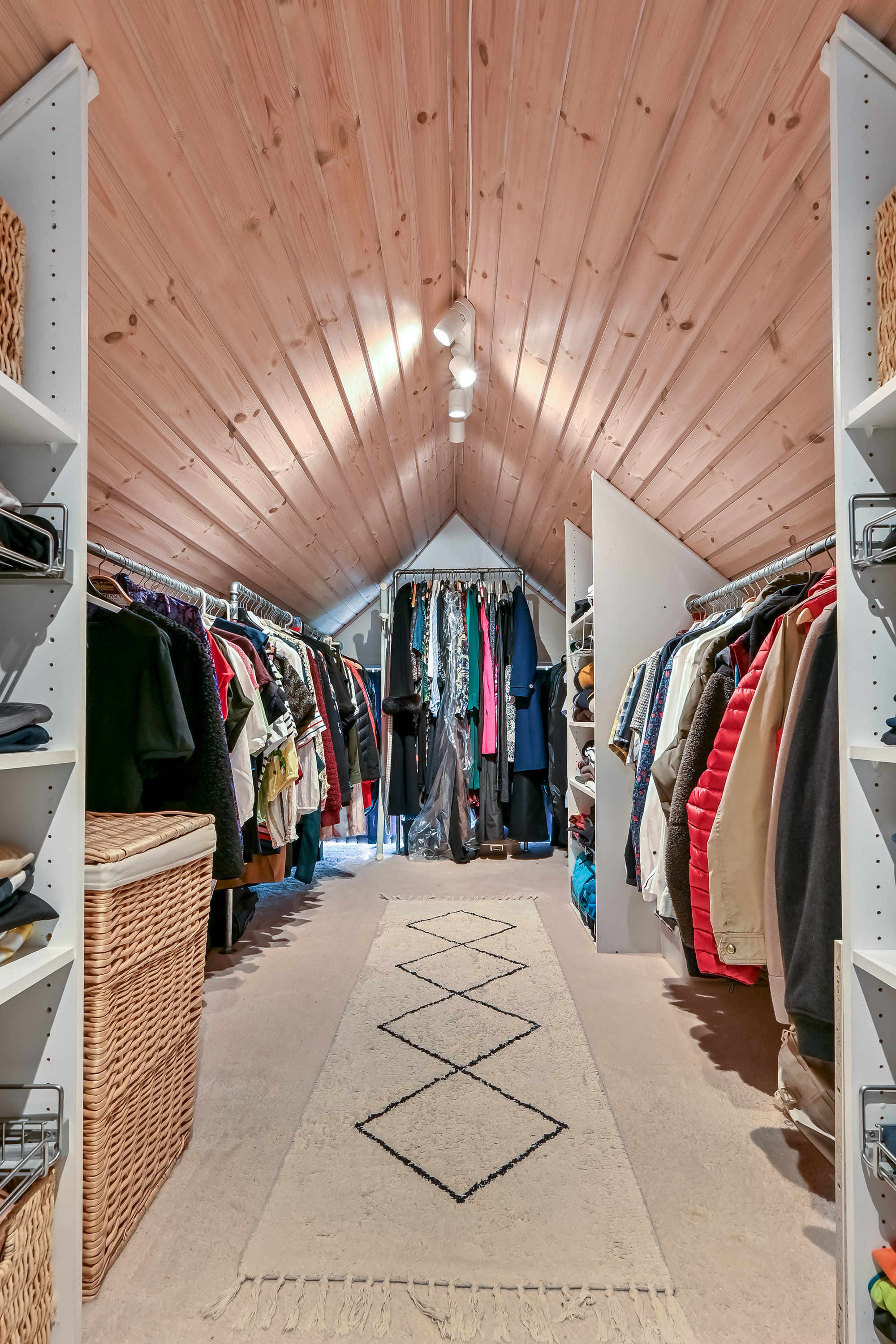 Fremhævet garderobe billede i fuldskærmstilstand. Billede af Nøddevej 22, 7451 Sunds