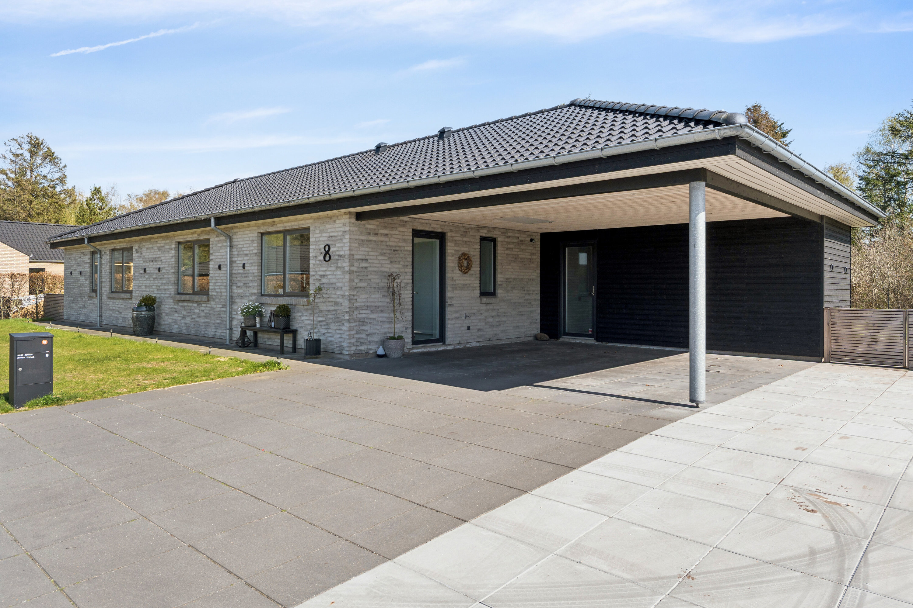 Fremhævet set fra vejen billede i fuldskærmstilstand. Billede af Klokkelyngen 8, 7470 Karup J