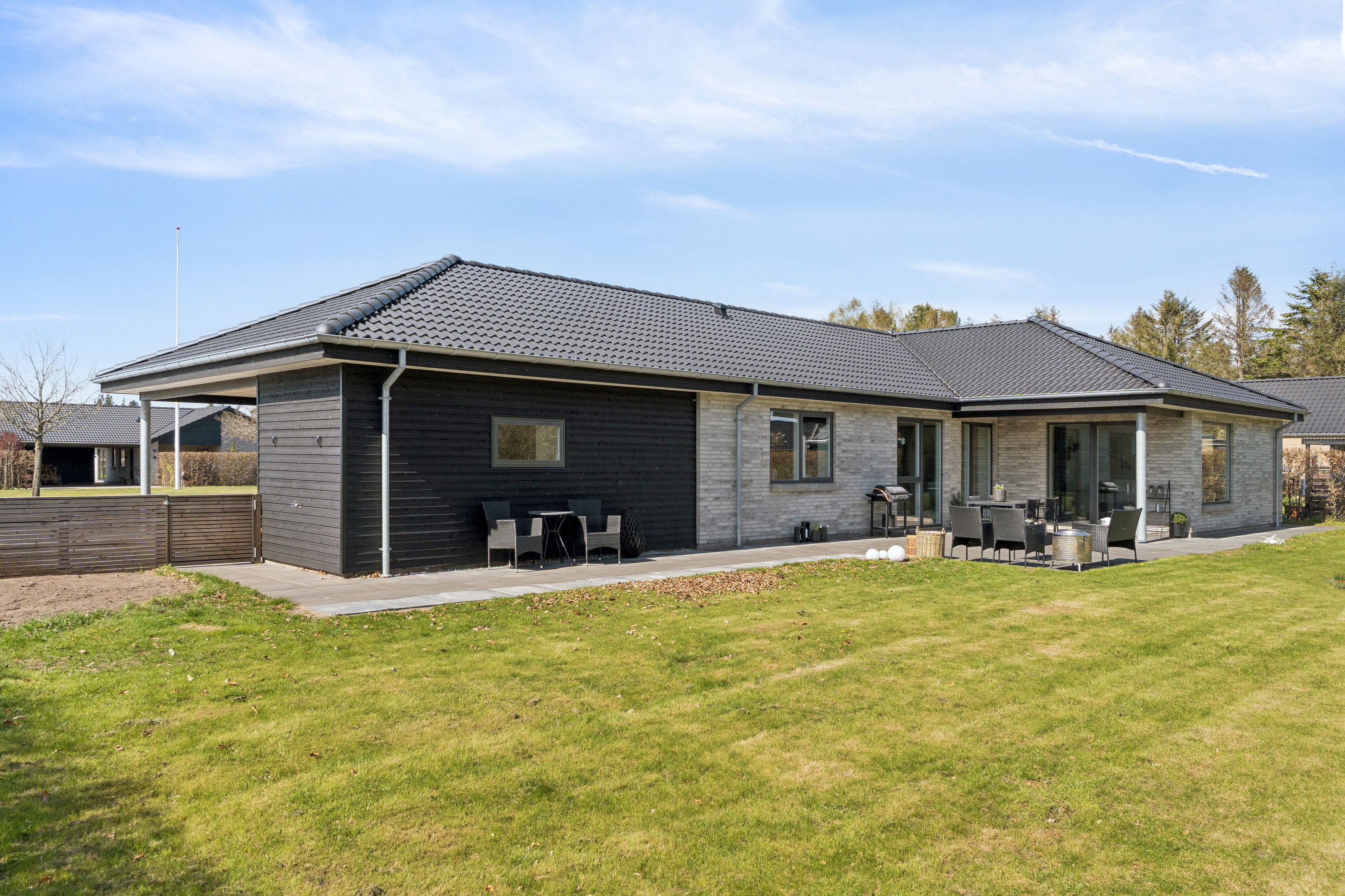 Fremhævet set fra haven billede i fuldskærmstilstand. Billede af Klokkelyngen 8, 7470 Karup J