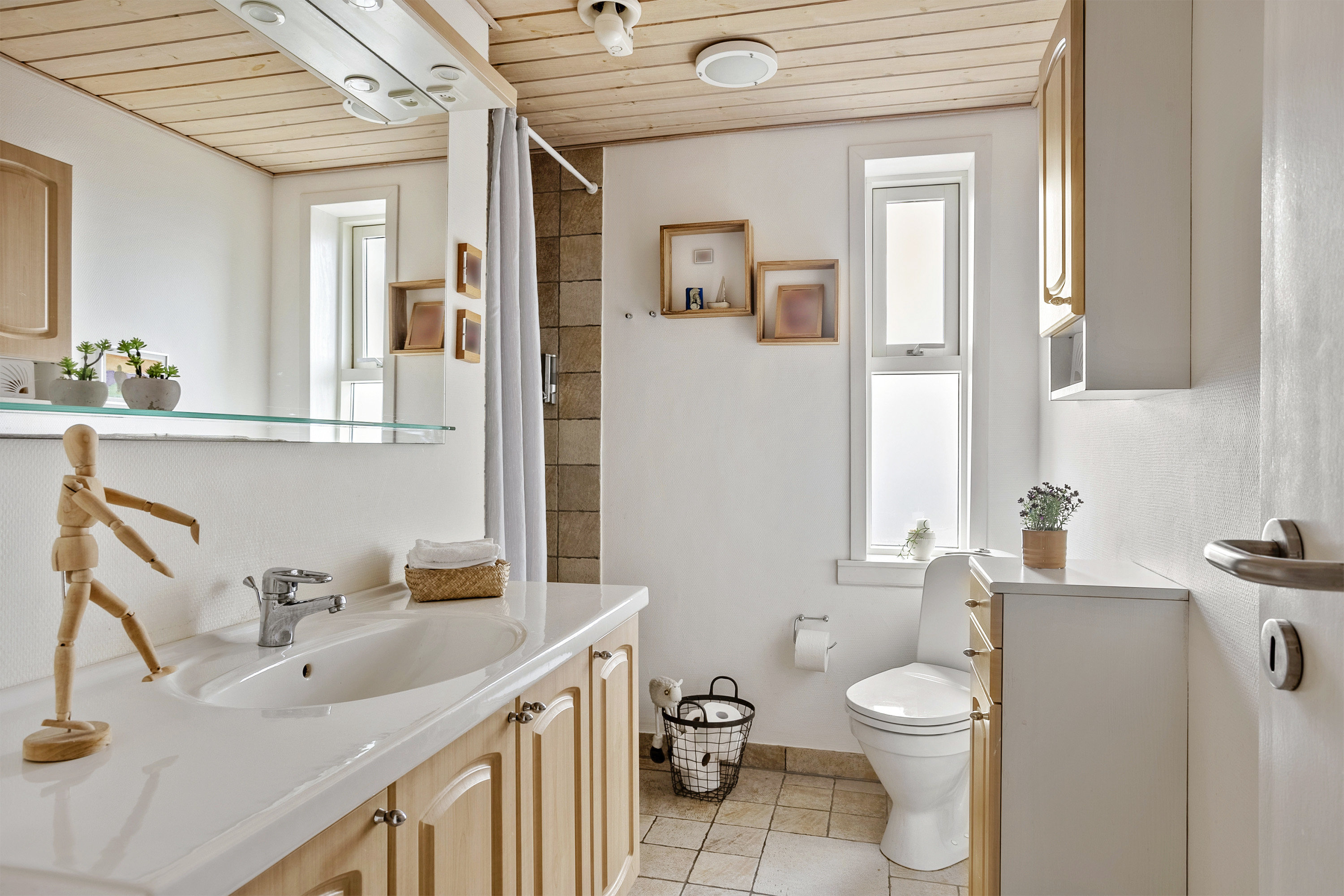 Fremhævet badeværelse billede i fuldskærmstilstand. Billede af Hvedevænget 34, 6600 Vejen