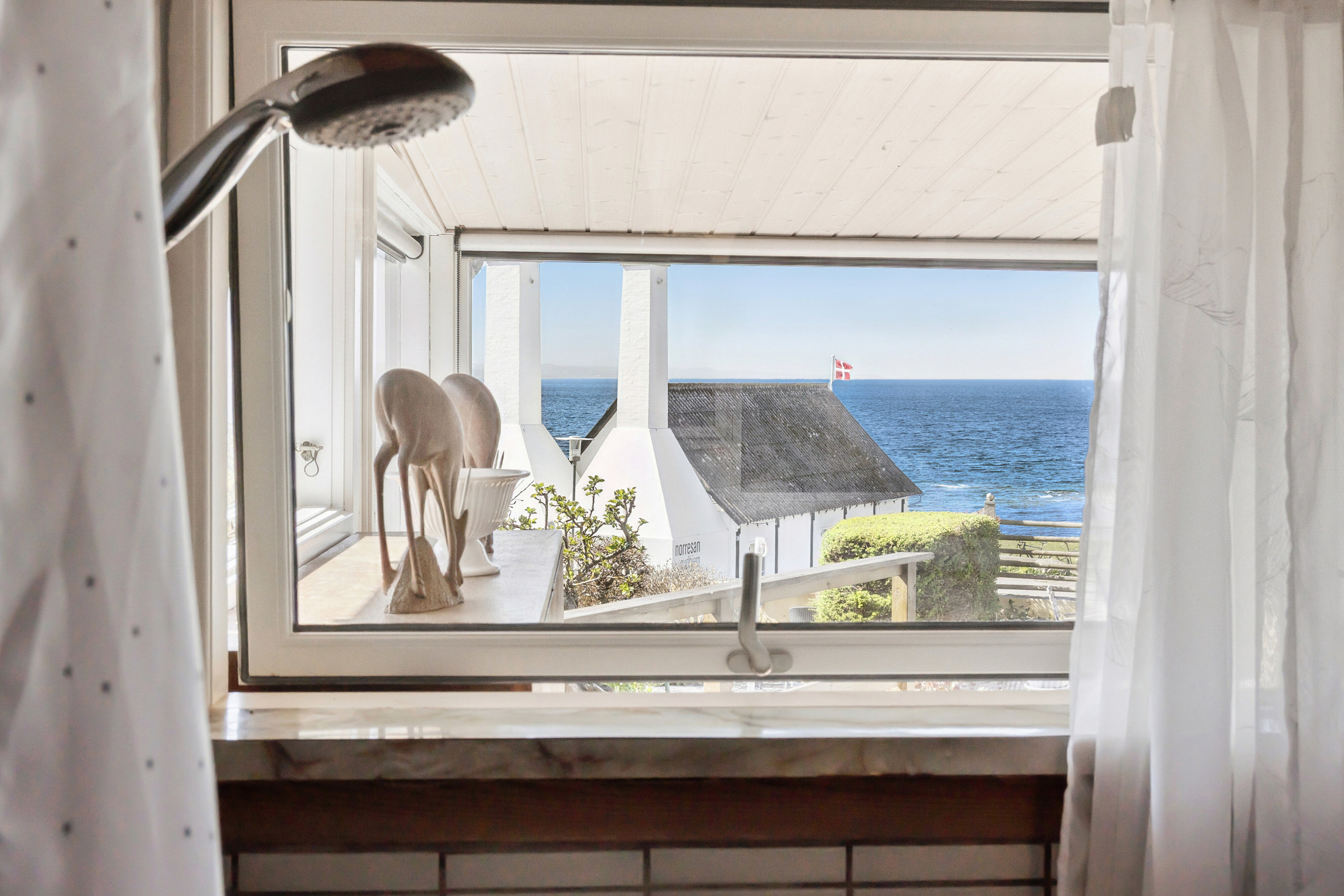 Fremhævet udsigt billede i fuldskærmstilstand. Billede af Løkkegade 34, Gudhjem, 3760 Gudhjem
