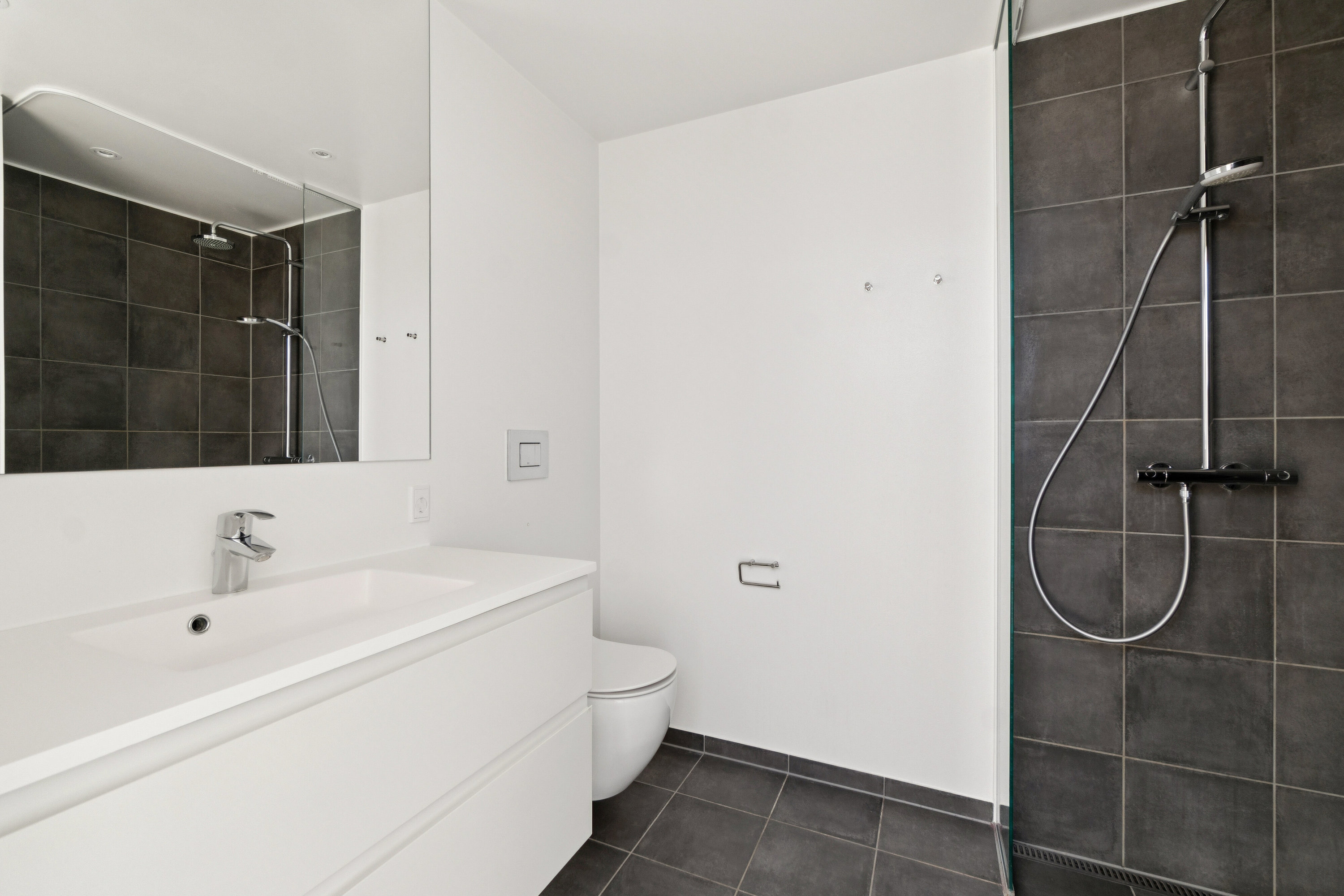 Fremhævet badeværelse billede i fuldskærmstilstand. Billede af Ved Amagerbanen 35E, 1. th., 2300 København S