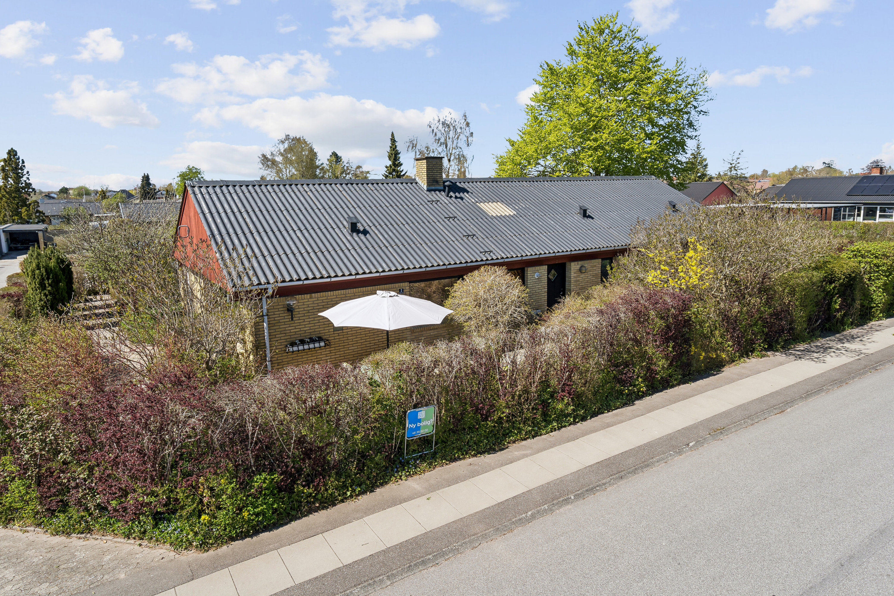 Fremhævet set fra vejen billede i fuldskærmstilstand. Billede af Horsevænget 2, 4130 Viby Sjælland
